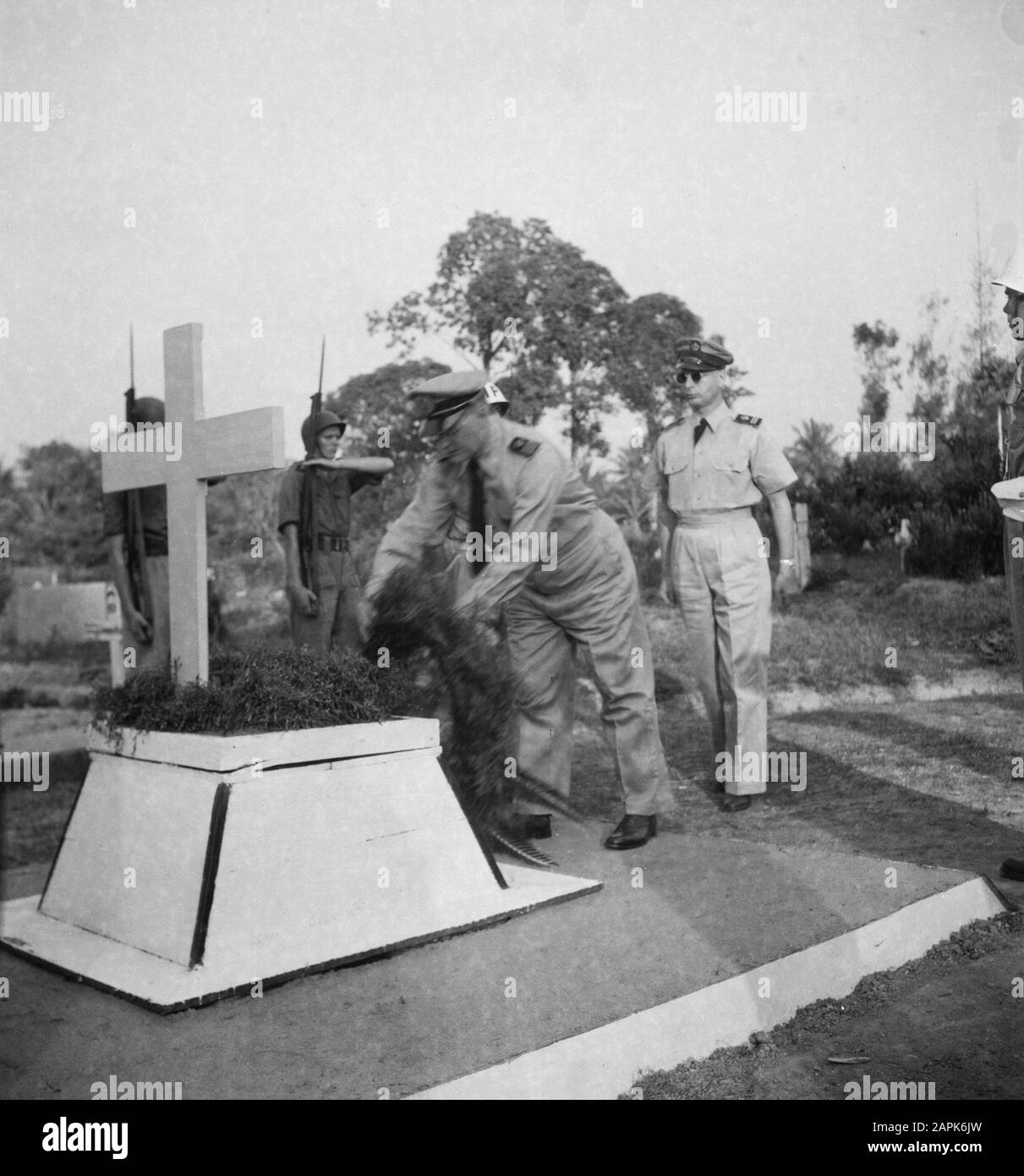 Giorno di V.J. commemorazione Palembangs Descrizione: "Giorno di vittoria commemorazione Palembangs. Solennità a Onorefeld. La solenne corona che si trova nel cimitero vicino a Charitas a Palembangs dalla Recomba di Sumatra Sud, signor. H. J. Wijnmalen Data: 15 Agosto 1948 Luogo: Indonesia, Indie Orientali Olandesi Foto Stock