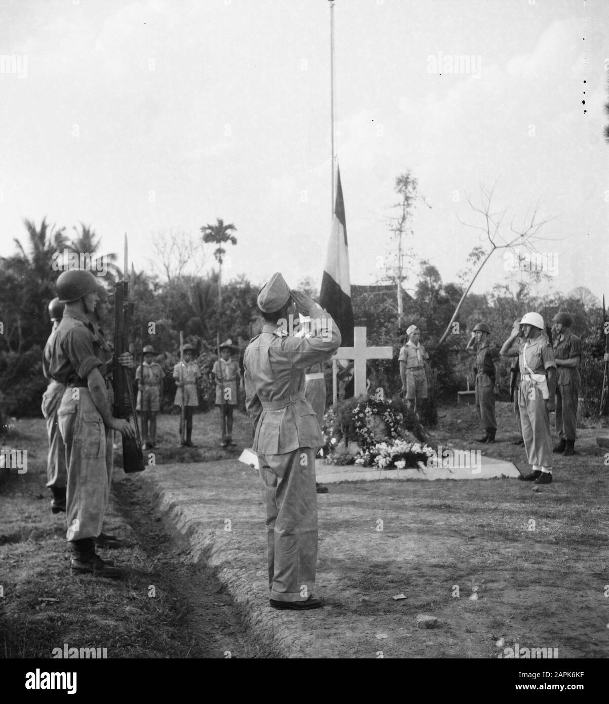 Giorno di V.J. commemorazione Palembangs Descrizione: "Giorno di vittoria commemorazione Palembangs. Solennità Sul Cimitero Di Campo Charitas Data: 15 Agosto 1948 Luogo: Indonesia, Indie Orientali Olandesi Foto Stock