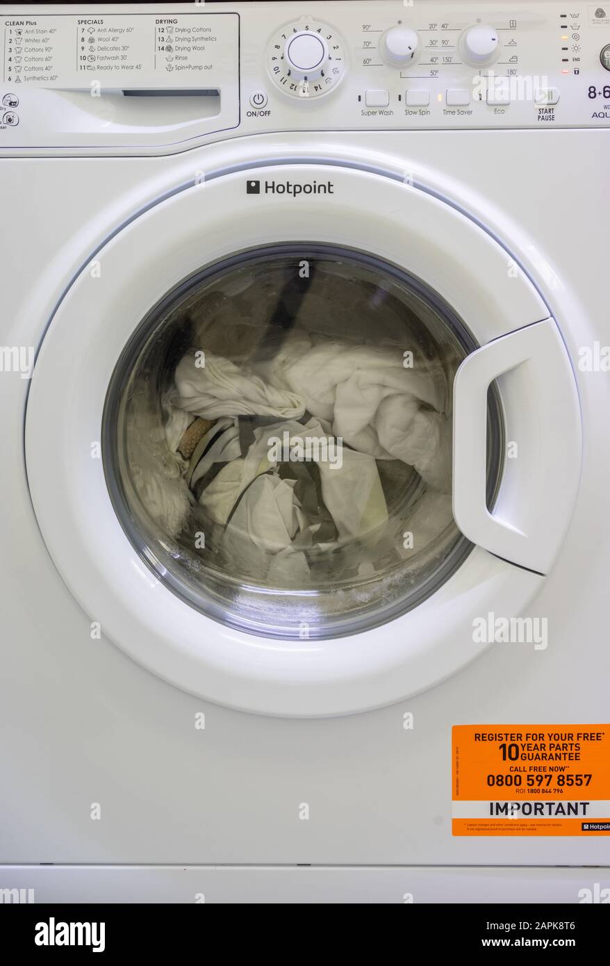 Hotpoint Aquarius lavatrice lavatrice lavatrice completamente carica di  lavanderia all'interno di una casa nel Regno Unito Foto stock - Alamy