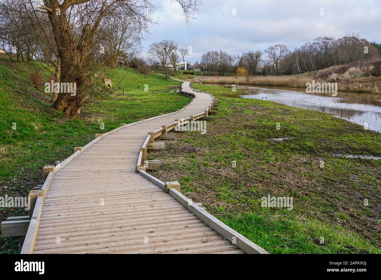 nuovo sentiero curvo in legno per passeggiate nel parco naturale Foto Stock