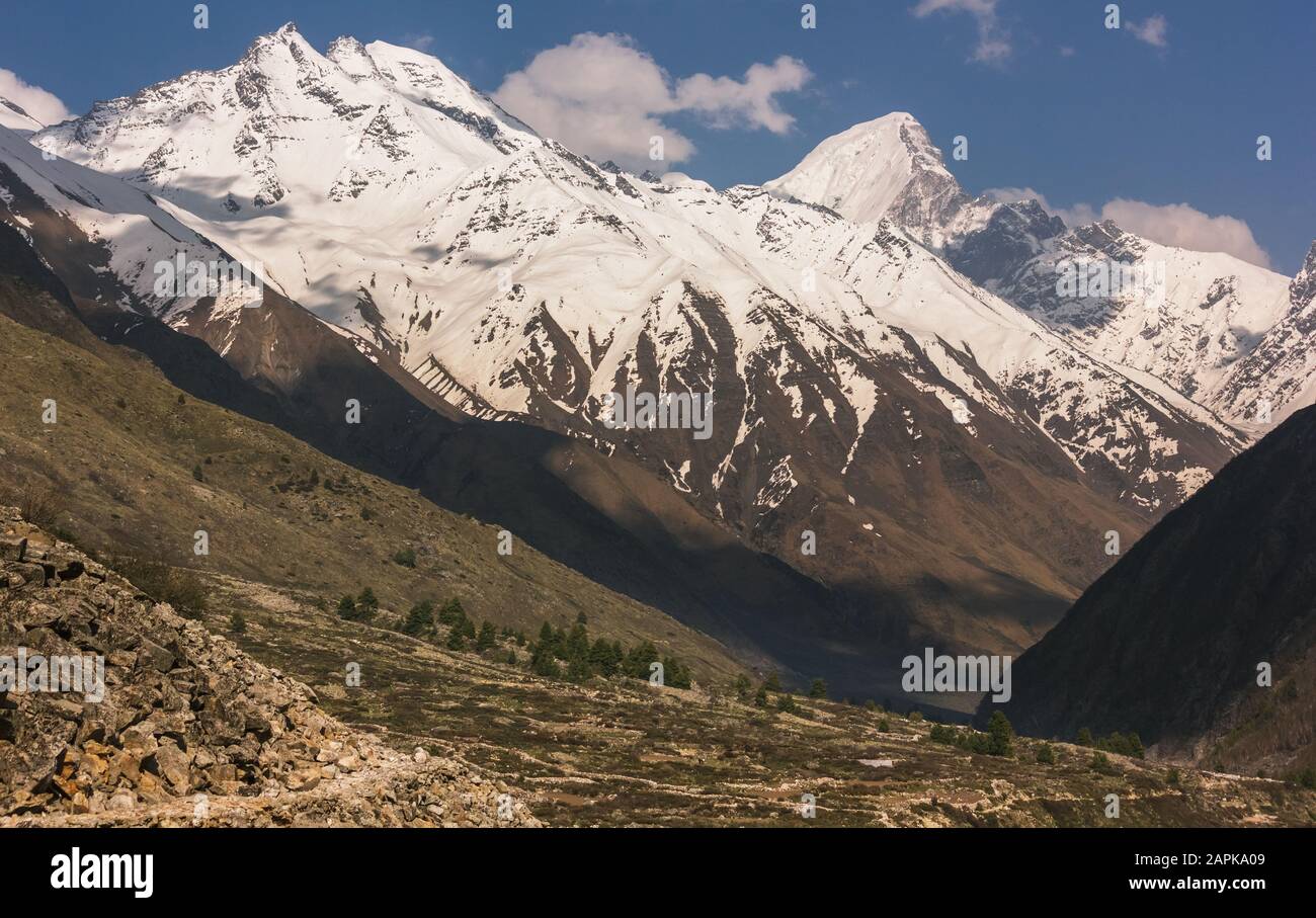 Le montagne himalayane in una giornata limpida e soleggiata nel villaggio di Chitkul a Kinnaur, India. Foto Stock