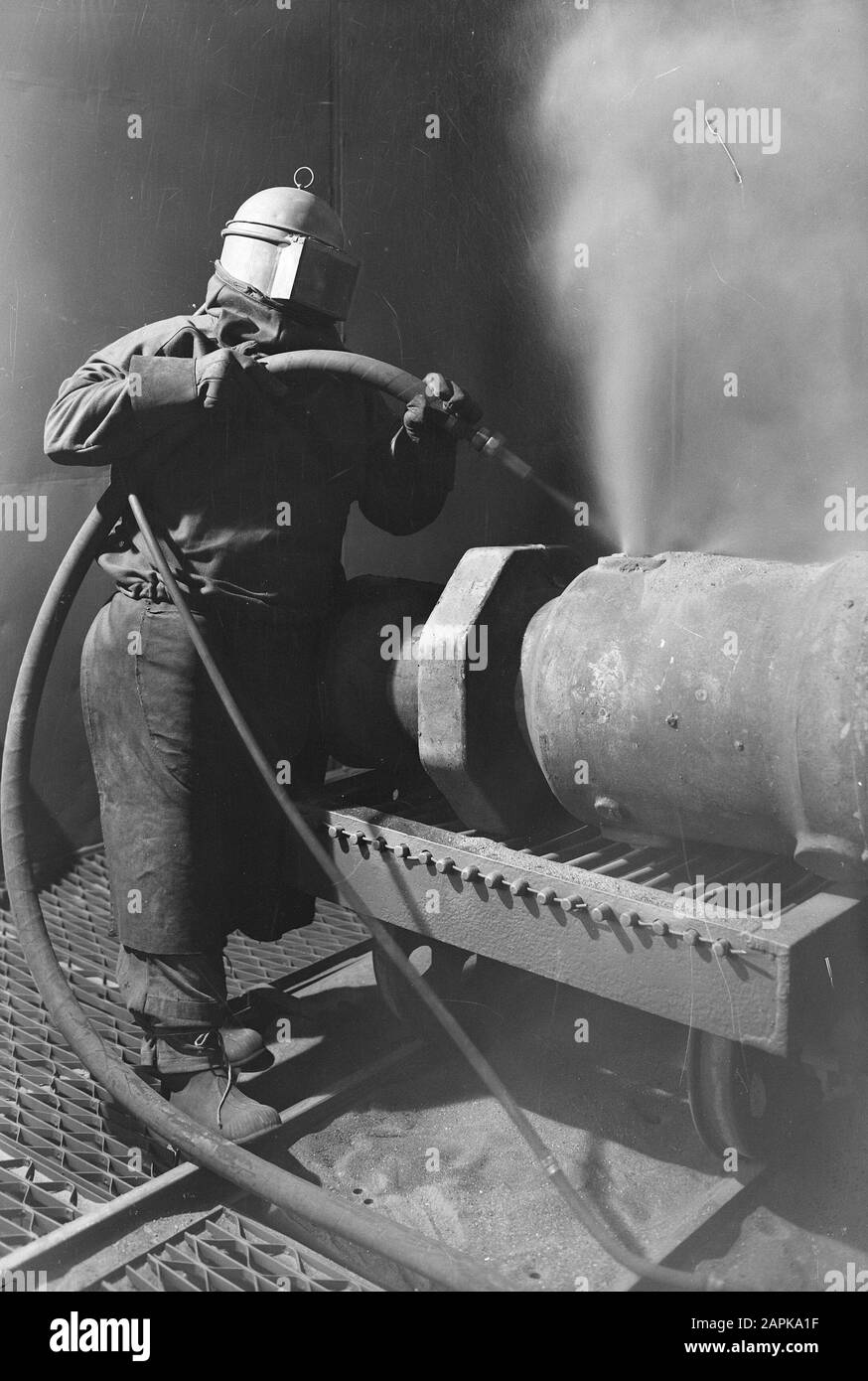 10x15 Sabbiatura alla fabbrica di macchine Reinveld a Delft (estrazione in funzione) Data: 3 Maggio 1946 luogo: Delft, Zuid-Holland Parole Chiave: Machinefabrieken, sabbiatura Nome dell'istituzione: Reinveld Foto Stock 10x15 Sabbiatura alla fabbrica di macchine Reinveld a Delft (estrazione in funzione) Data: 3 Maggio 1946 luogo: Delft, Zuid-Holland Parole Chiave: Machinefabrieken, sabbiatura Nome dell'istituzione: Reinveld Foto Stock