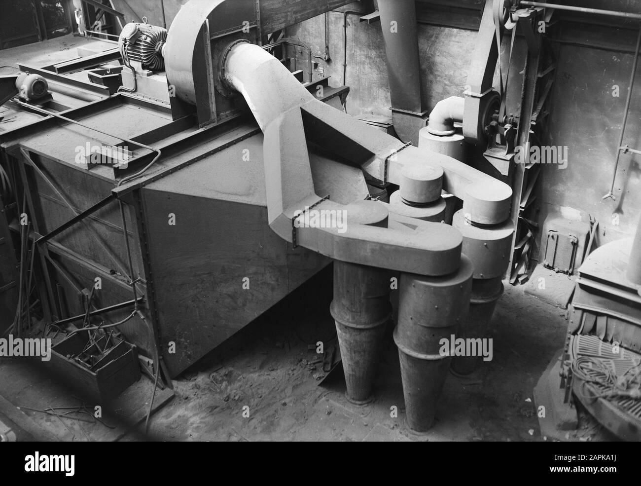 10x15 Sandbriling Cabine alla fabbrica di macchine Reinveld a Delft Data: 3 maggio 1946 Località: Delft, Zuid-Holland Parole Chiave: Machine Fabrieken, cabinet, sandbriling Institution name: Reinveld Foto Stock 10x15 Sandbriling Cabine alla fabbrica di macchine Reinveld a Delft Data: 3 maggio 1946 Località: Delft, Zuid-Holland Parole Chiave: Machine Fabrieken, cabinet, sandbriling Institution name: Reinveld Foto Stock