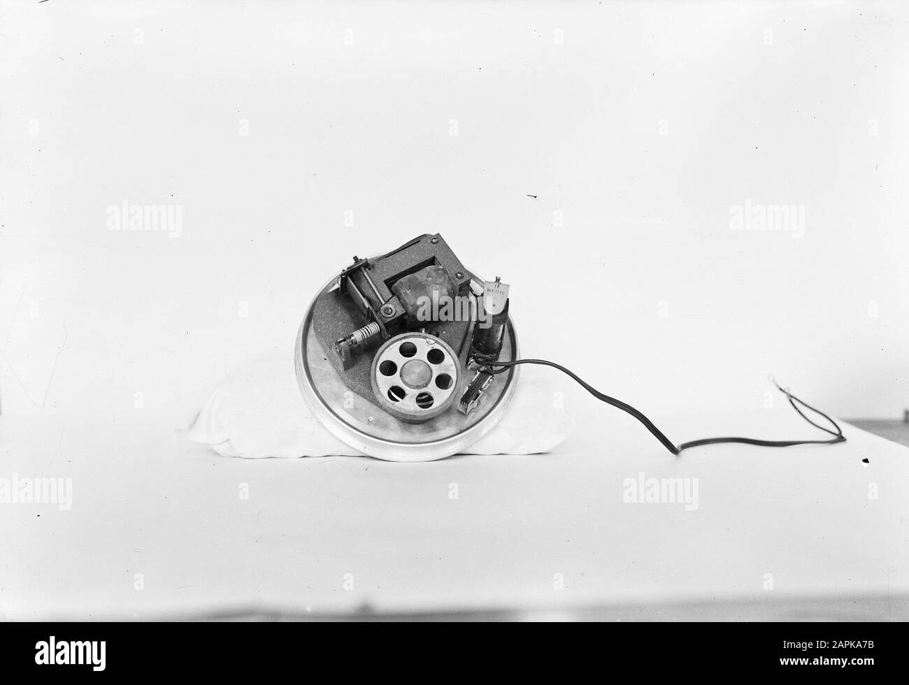 10x15 recinzione elettrica da pascolo; regolatore di tensione, DC Device Data: 1948 Parole Chiave: Scherma devices, DC devices, voltage generators Foto Stock