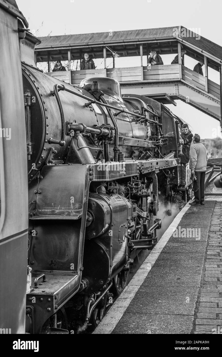 Bianco e nero, vista laterale primo piano della locomotiva britannica a vapore in attesa di partenza alla stazione Bewdley vintage, Severn Valley Heritage Railway. Foto Stock