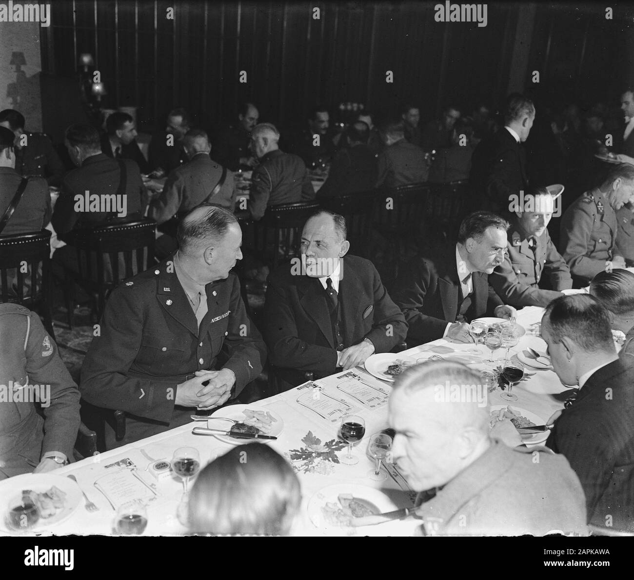 Addio cena autorità militare per Capo Di Stato maggiore Generale H.J. Kruls. Terzo da sinistra W. Drees sr. Data: 4 dicembre 1945 Parole Chiave: Cene, soldati, ufficiali Nome personale: Curls, H.J. Foto Stock