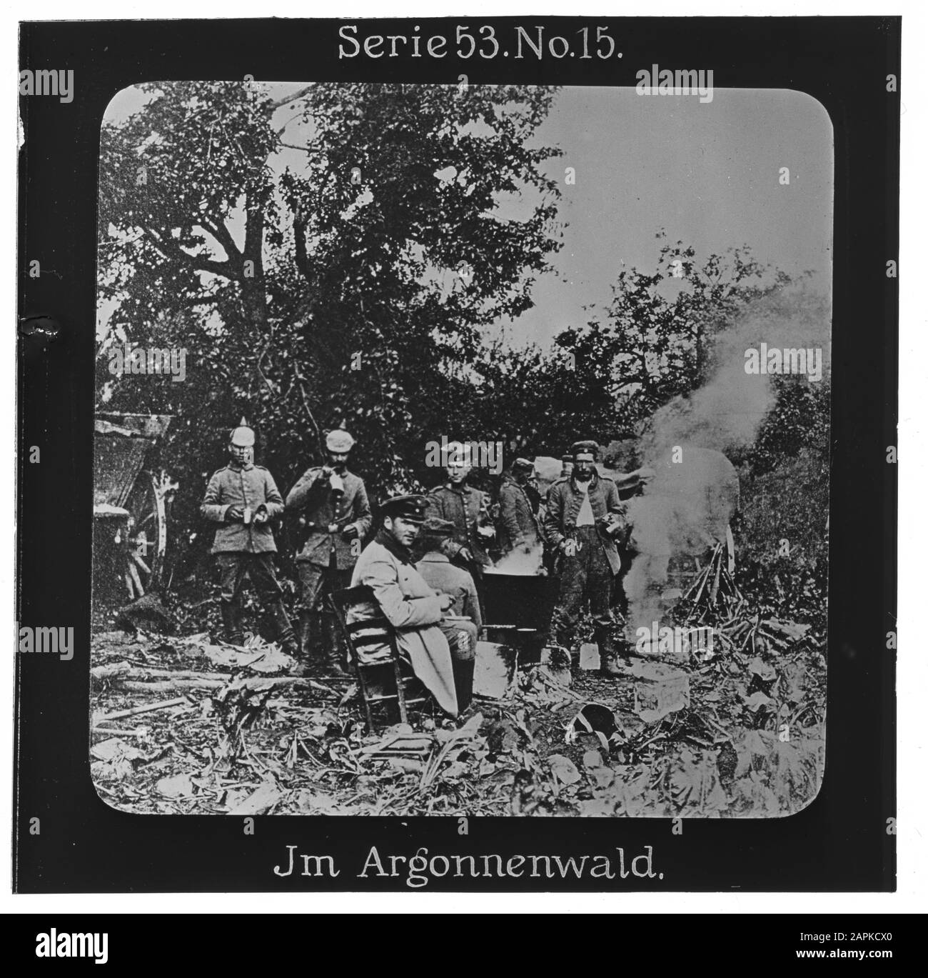 Proiezione Für Alle: Weltkrieg Serie 53 Kolonial-, Vedi- Und Landkämpfe N° 15. Im Argonnenwald. - Die Firma „Proiezione für alle gegründet wurde 1905 von Max Skladanowsky (1861-1939)  . Sie produzierte bis 1928 FAST 100 Serien zu je 24 Glasdias im Format 8,3 x 8,3 cm im sog. Bromsilber-Gelatina-Trockenplatten Verfahren. Die Serien umfassten vor allem Städte, Länder, Landschaften aber auch Märchen und Sagen, das Alte Testament und den Ersten Weltkrieg. Foto Stock