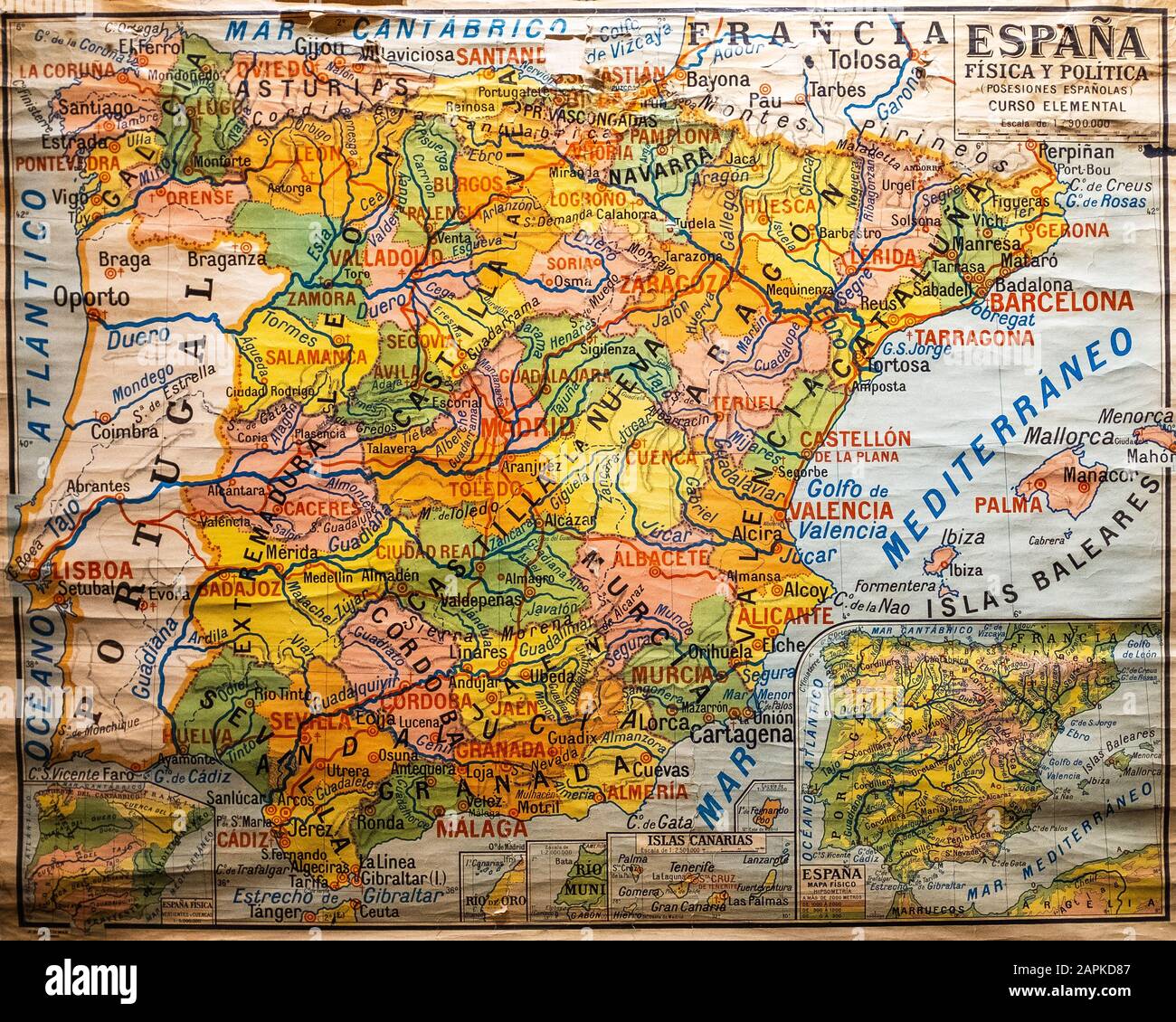 Mappa della scuola d'epoca della Spagna, risalente al secolo scorso, con mappe inset delle Isole Canarie e possedimenti spagnoli. I dettagli includono latitudine/lunghezza Foto Stock