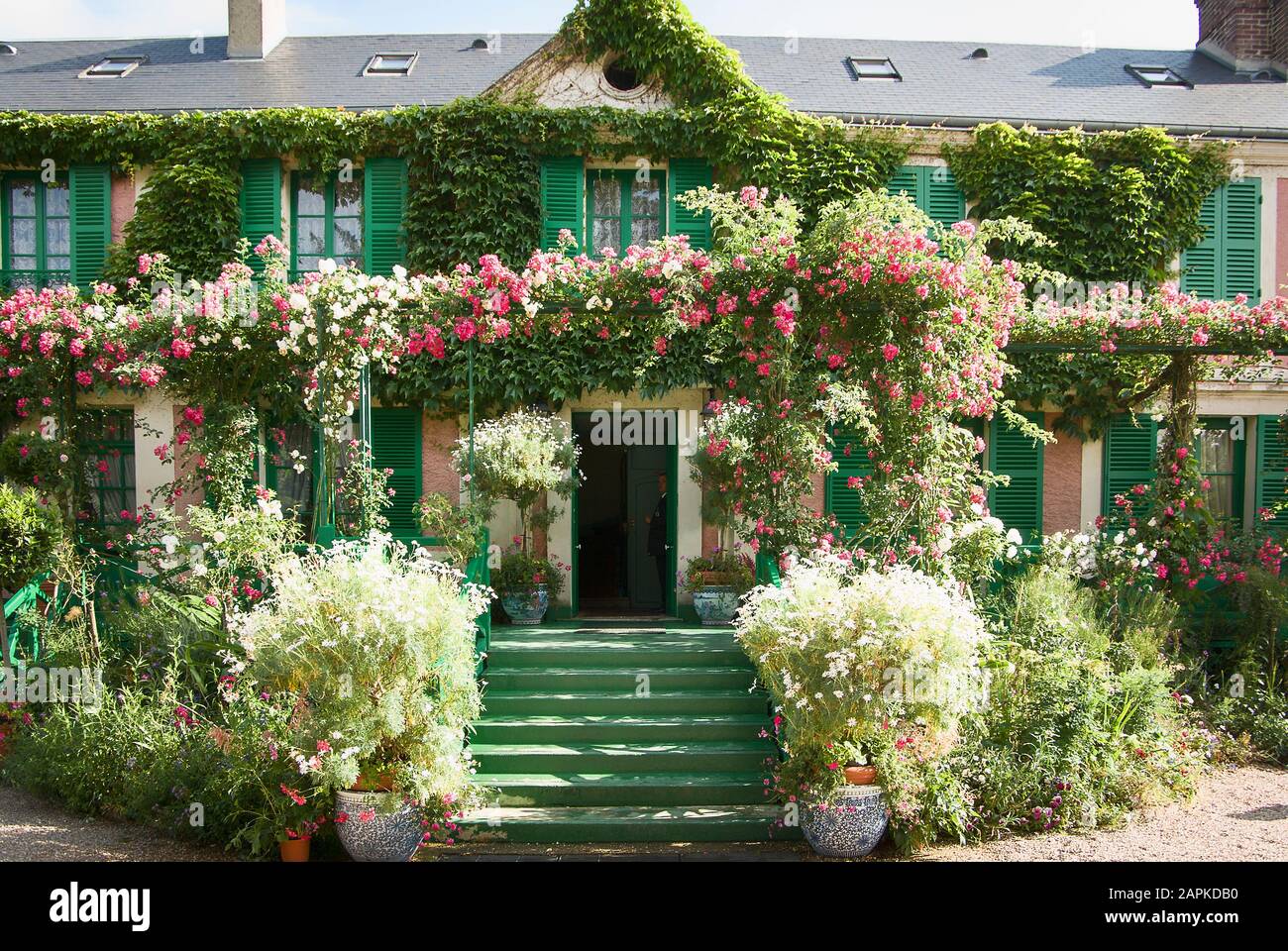 I gradini dipinti di verde conducono all'ingresso frontale della casa di Monet a Giverny Normandy France EU Foto Stock