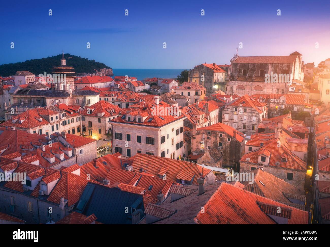 Veduta aerea delle case con tetti rossi al tramonto a Dubrovnik Foto Stock