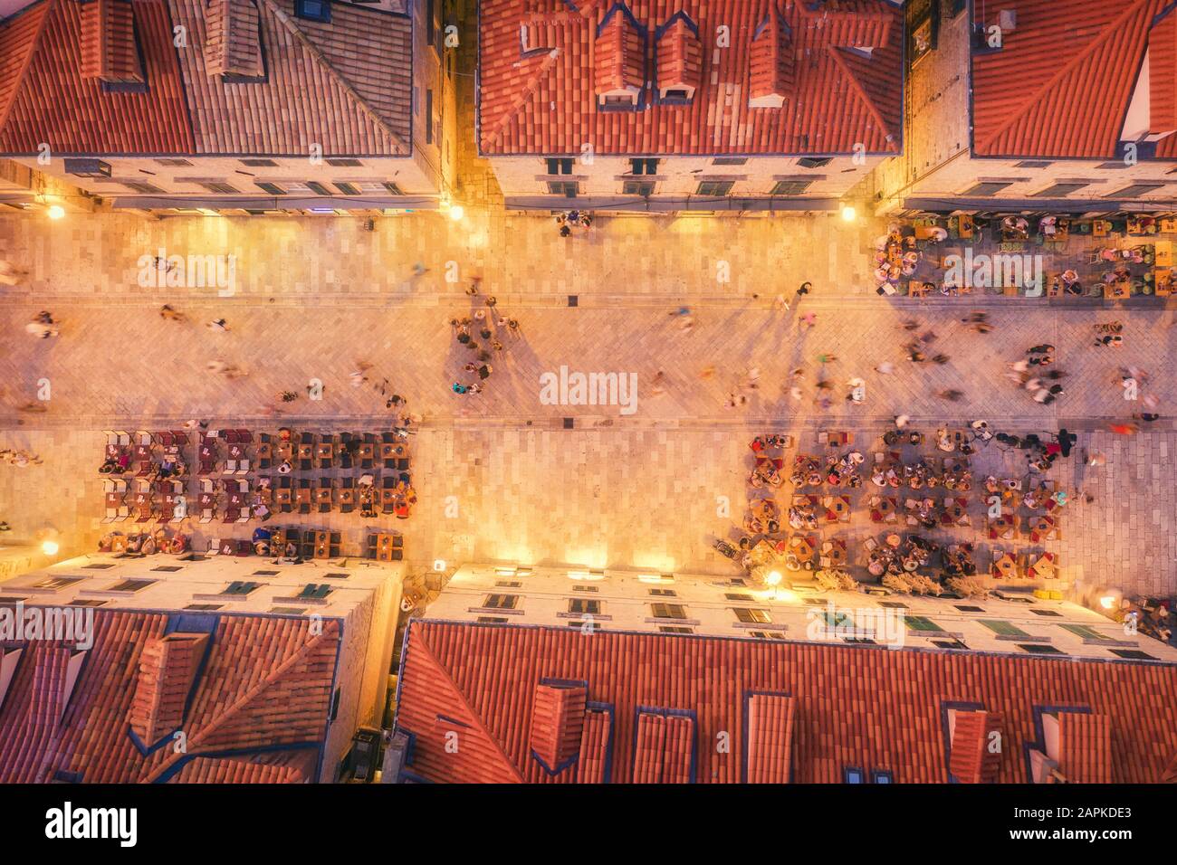 Vista aerea delle case con tetti rossi di notte a Dubrovnik Foto Stock