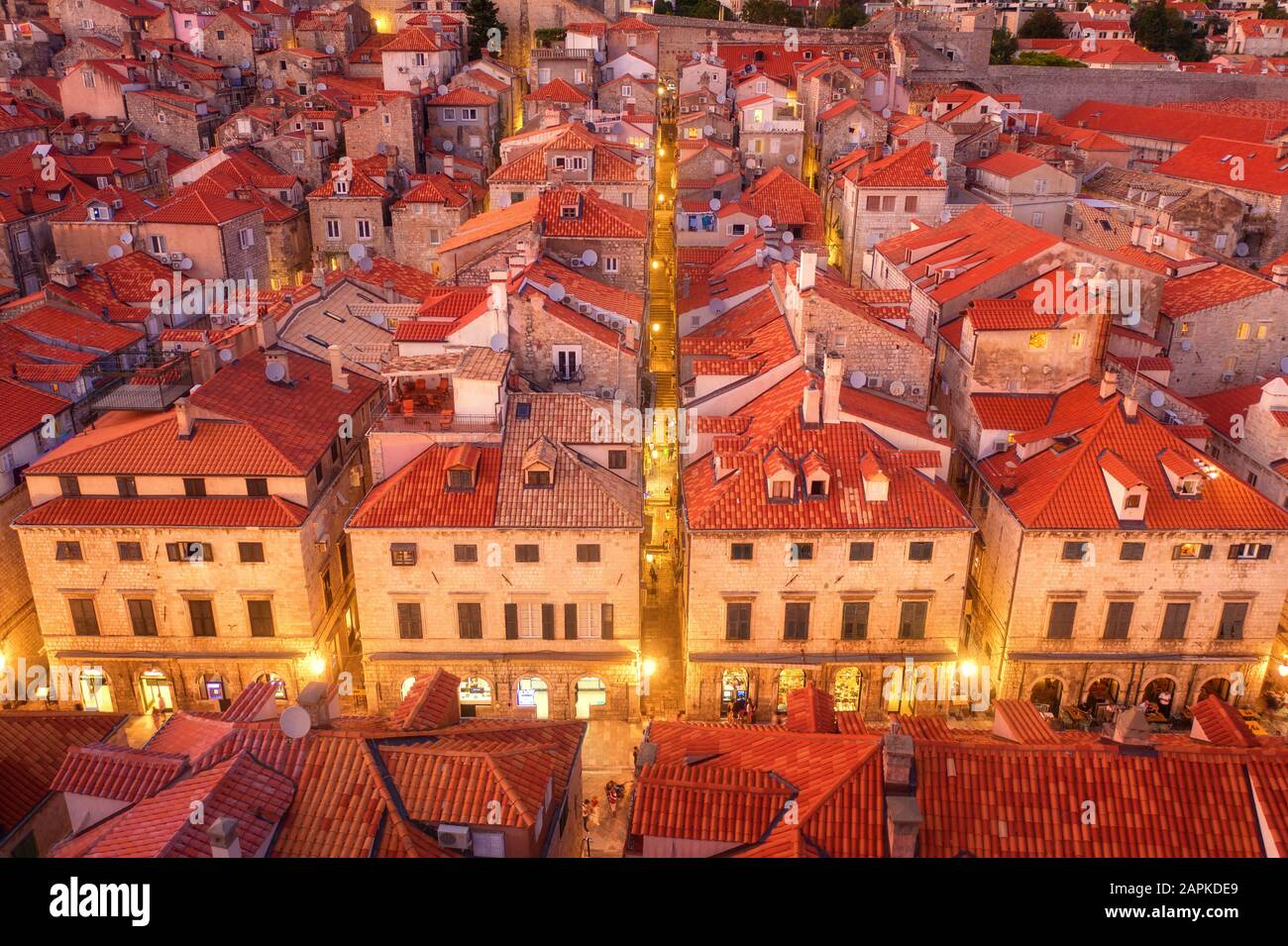 Vista aerea delle case con tetti rossi di notte a Dubrovnik Foto Stock