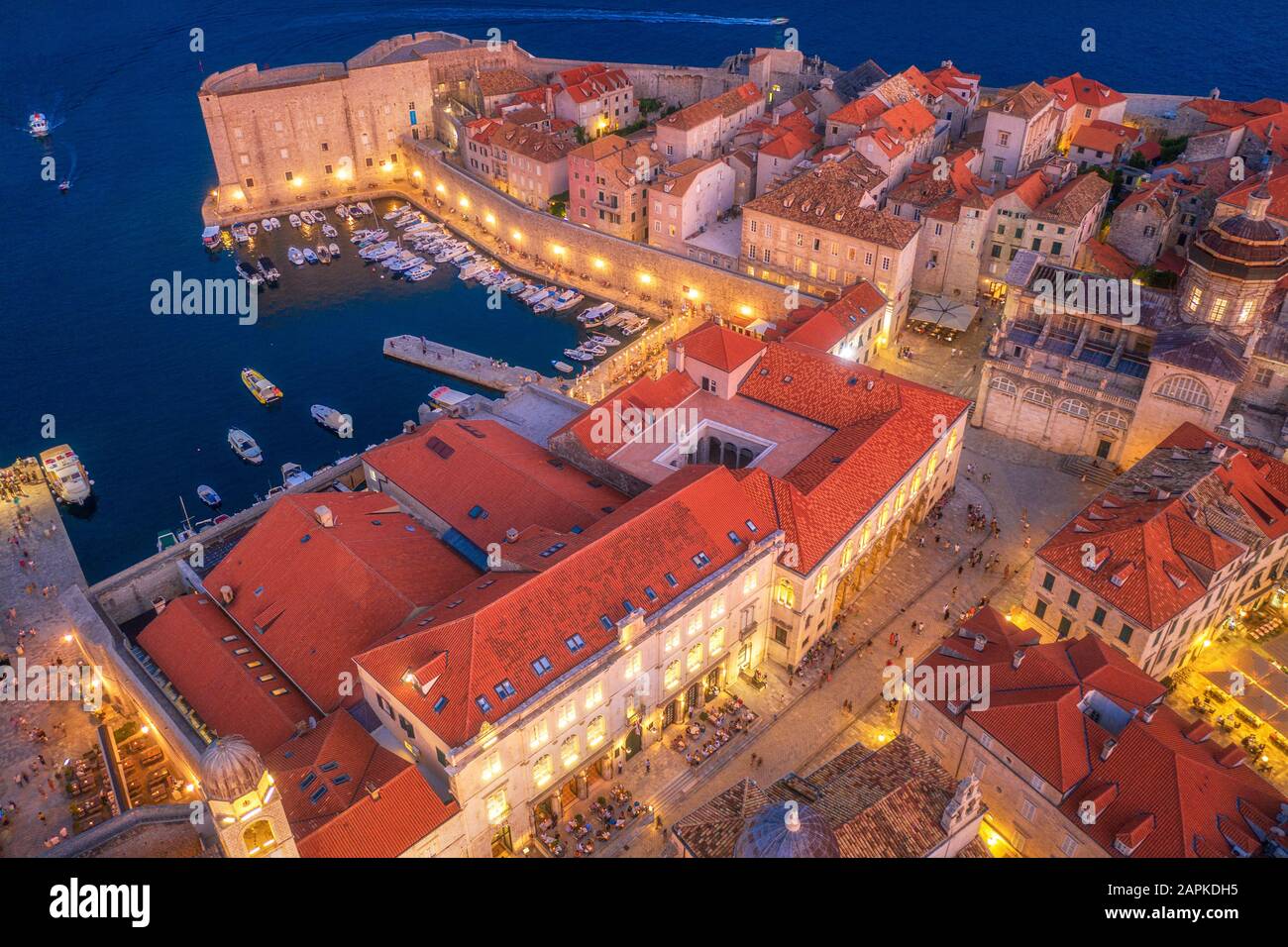 Vista aerea delle case con tetti rossi di notte a Dubrovnik Foto Stock