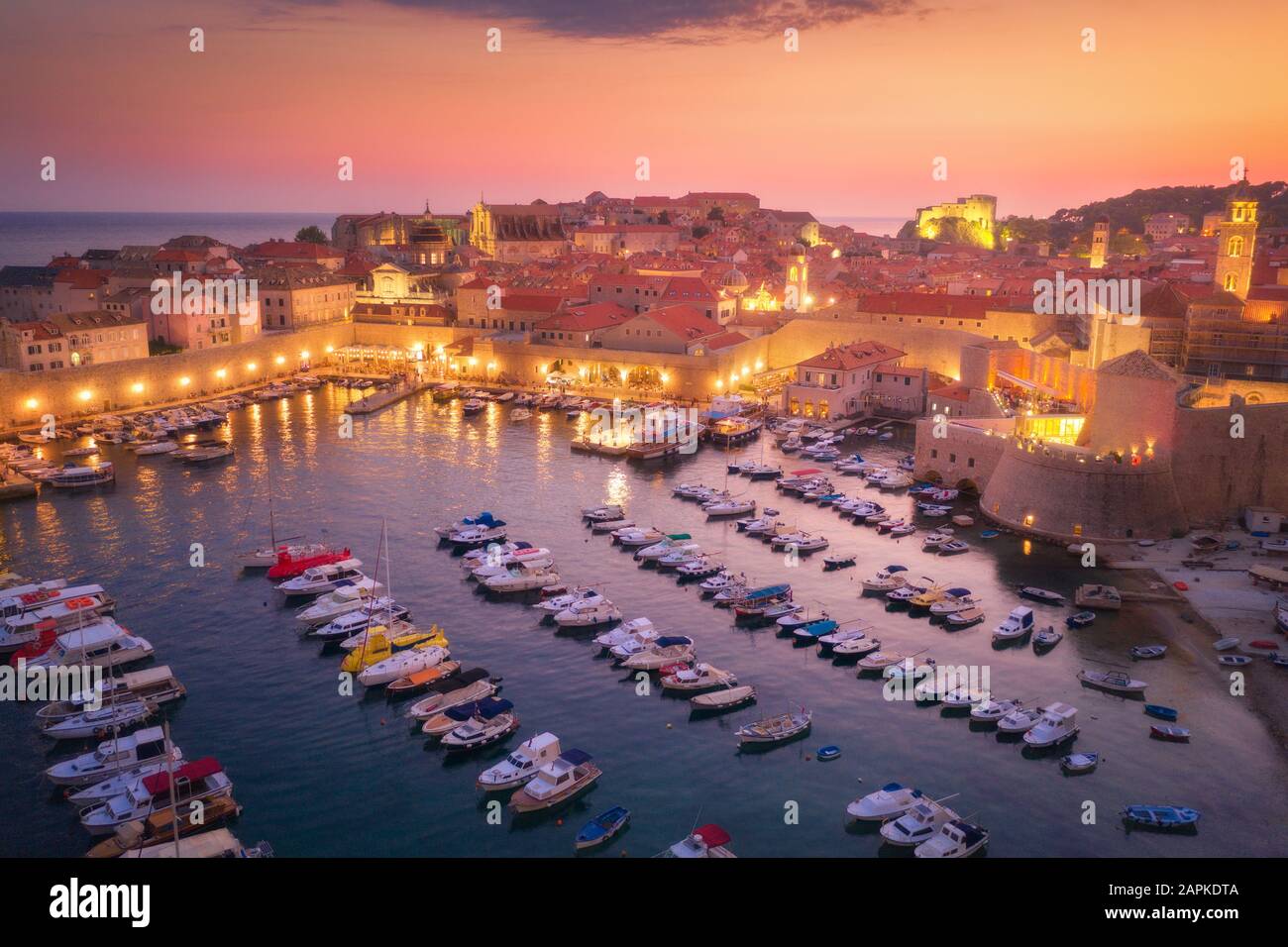 Vista aerea delle case con tetti rossi di notte a Dubrovnik Foto Stock