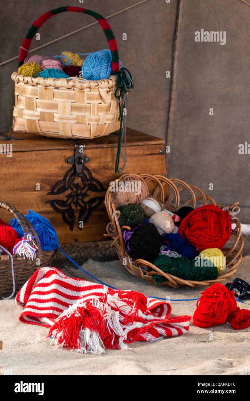 Vista ravvicinata dei tradizionali utensili per maglieria da cucire su una fiera medievale. Foto Stock