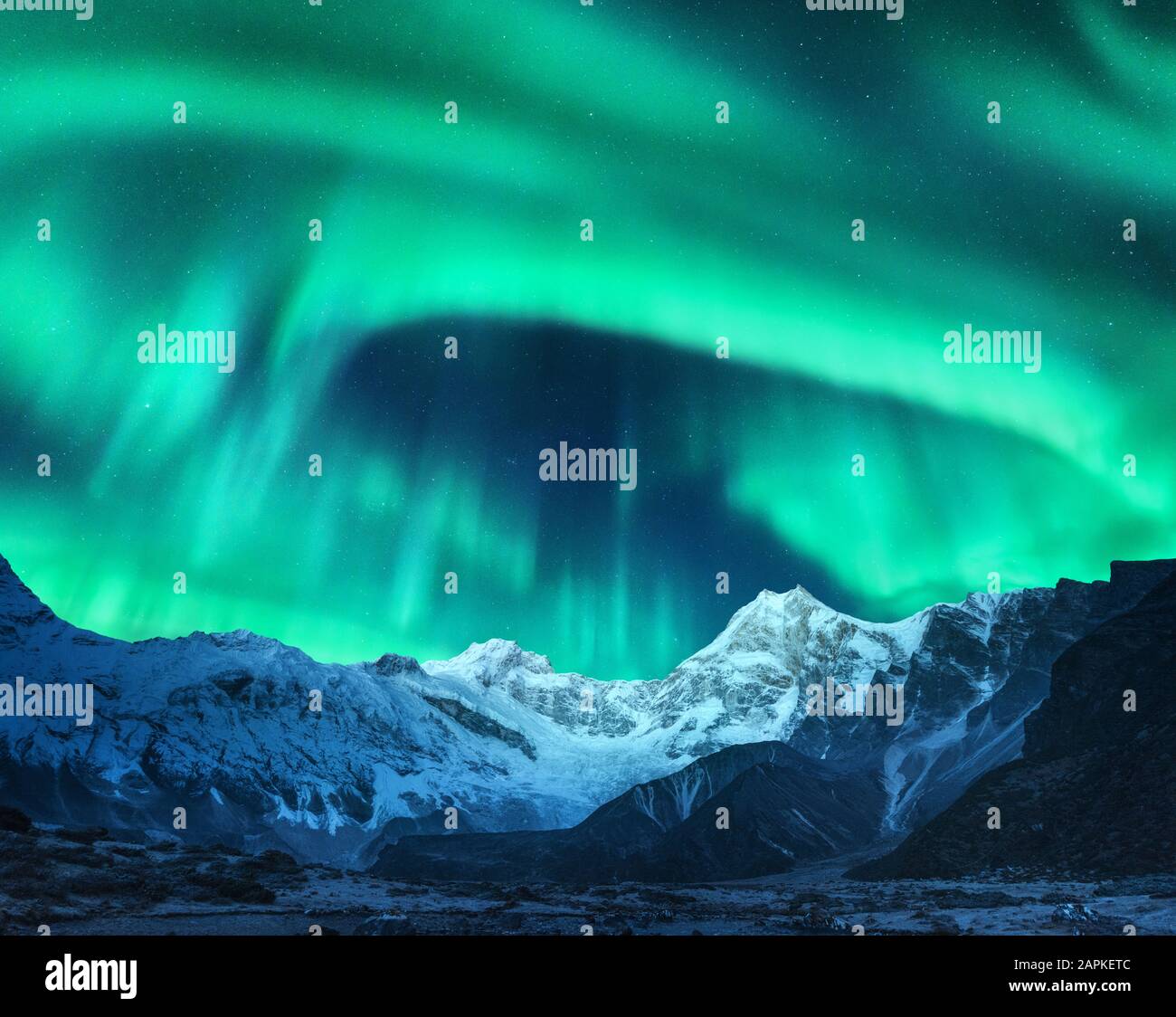 Aurora borealis sopra la catena montuosa innevata in europa Foto Stock