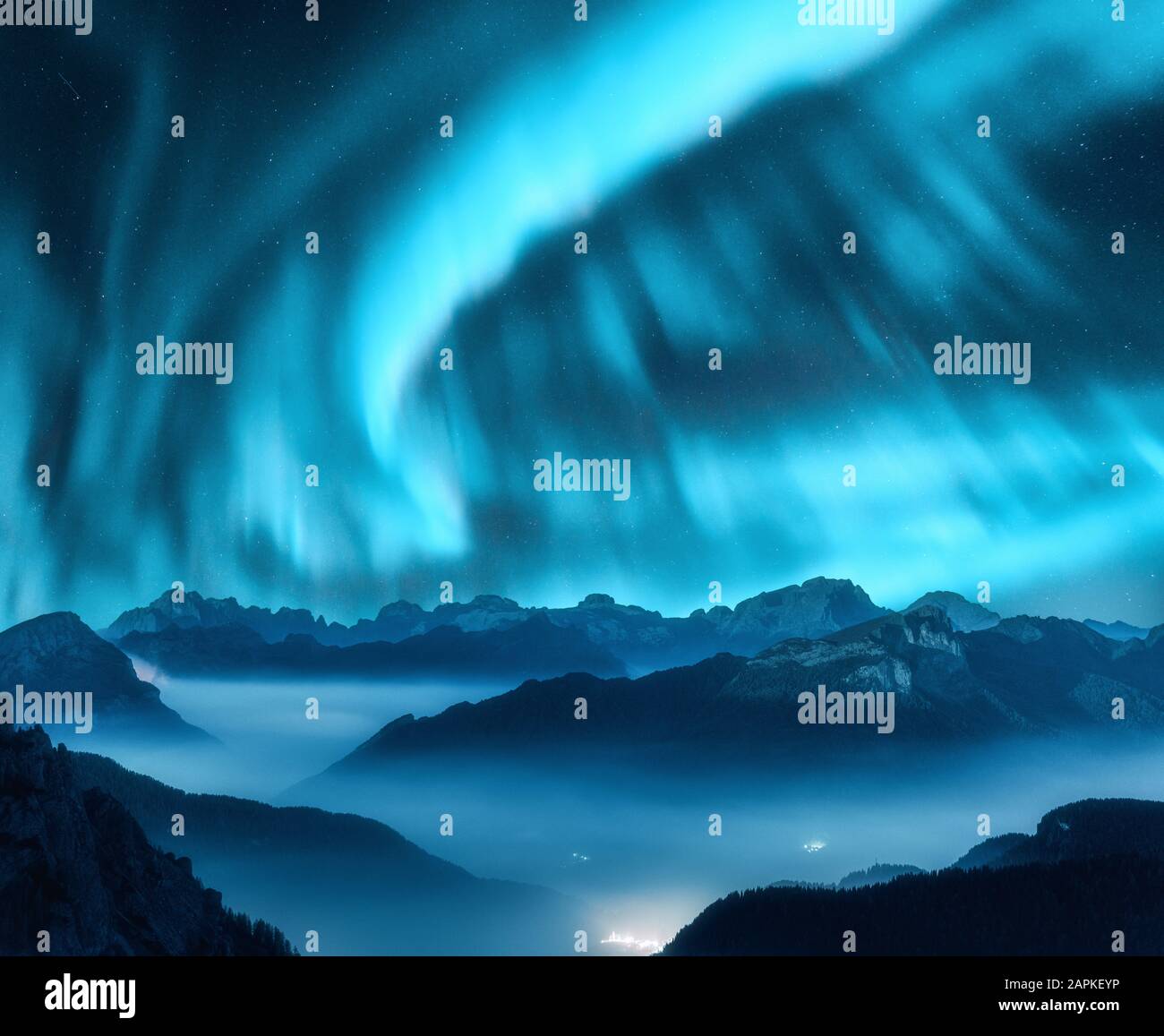 Aurora borealis sopra le montagne in nebbia di notte Foto Stock