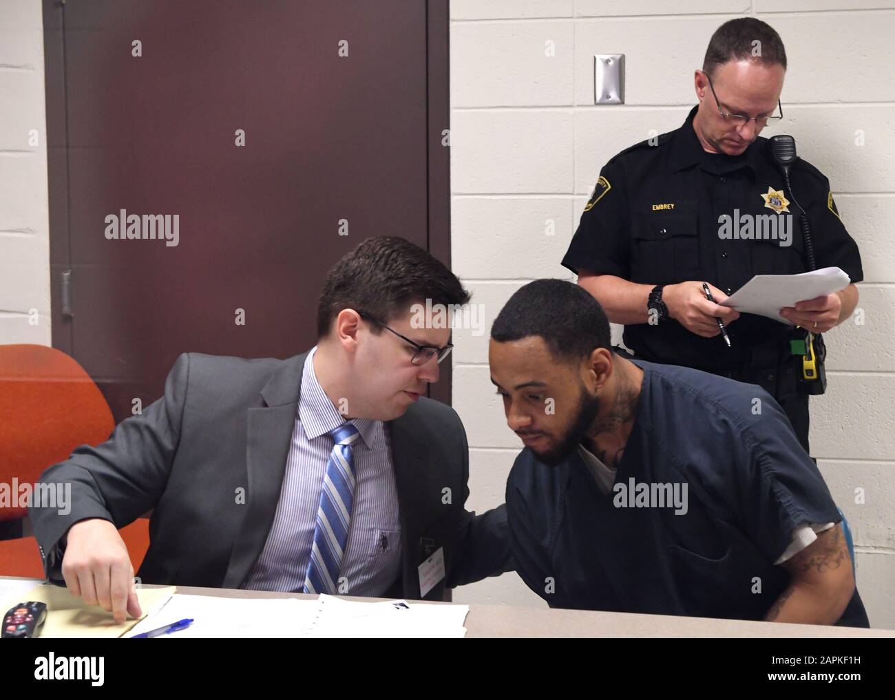 Racine, Wisconsin, Stati Uniti. 1st luglio 2019. DALQUAVIS T. WARD, 26 anni, fa la sua apparizione video iniziale a Racine, Wisconsin Court, dal carcere di Racine County lunedì 1 luglio 2019. Il bail è stato fissato a milioni sulle accuse che ha sparato e ucciso fuori servizio Racine poliziotto John Hetland 17 giugno quando Hetland ha cercato di fermare IL RIONE durante una rapina armata al bar e grill Teezers a Racine. Ward, rappresentato dal difensore pubblico BEN SCHWARZ, è stato liberato dalla prigione federale appena quattro giorni prima che Hetland fosse ucciso. Ward è stato accusato di Omicidi Intenzionali a 1st Gradi; Uso Di Un'Arma Pericolosa; R armata Foto Stock