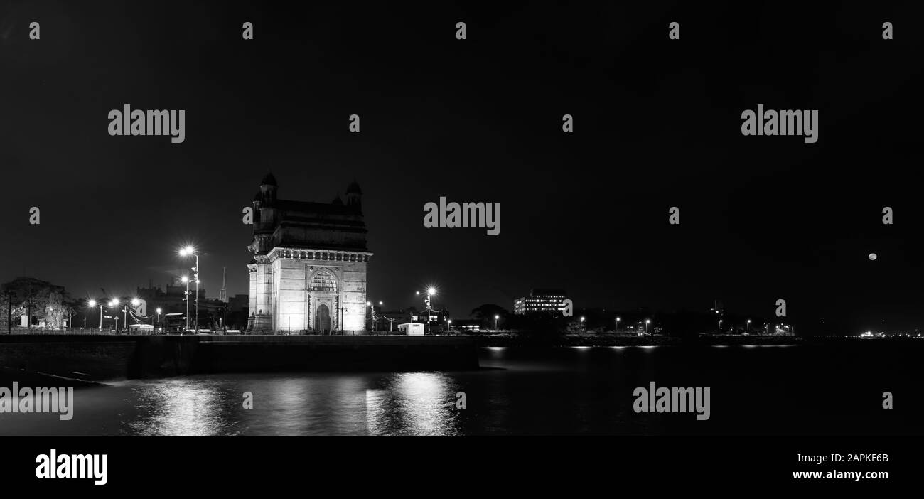 Mumbai's gate Way of India monumento foto in bianco e nero ampio angolo scala di grigi Foto Stock
