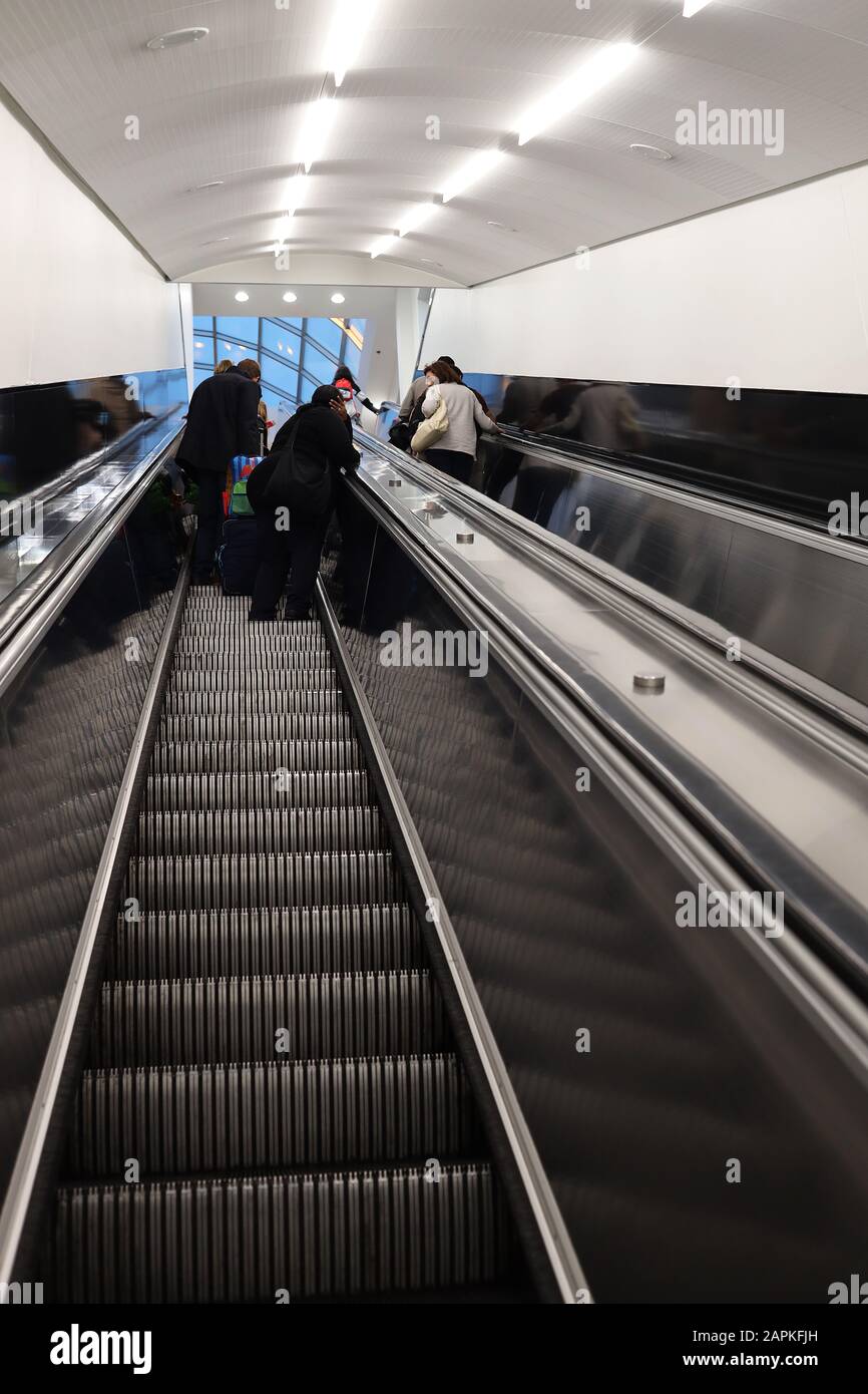 Atlanta, Georgia - 31 dicembre 2019: Persone non identificate che utilizzano la scala mobile nell'aeroporto internazionale di atlanta, Georgia Foto Stock