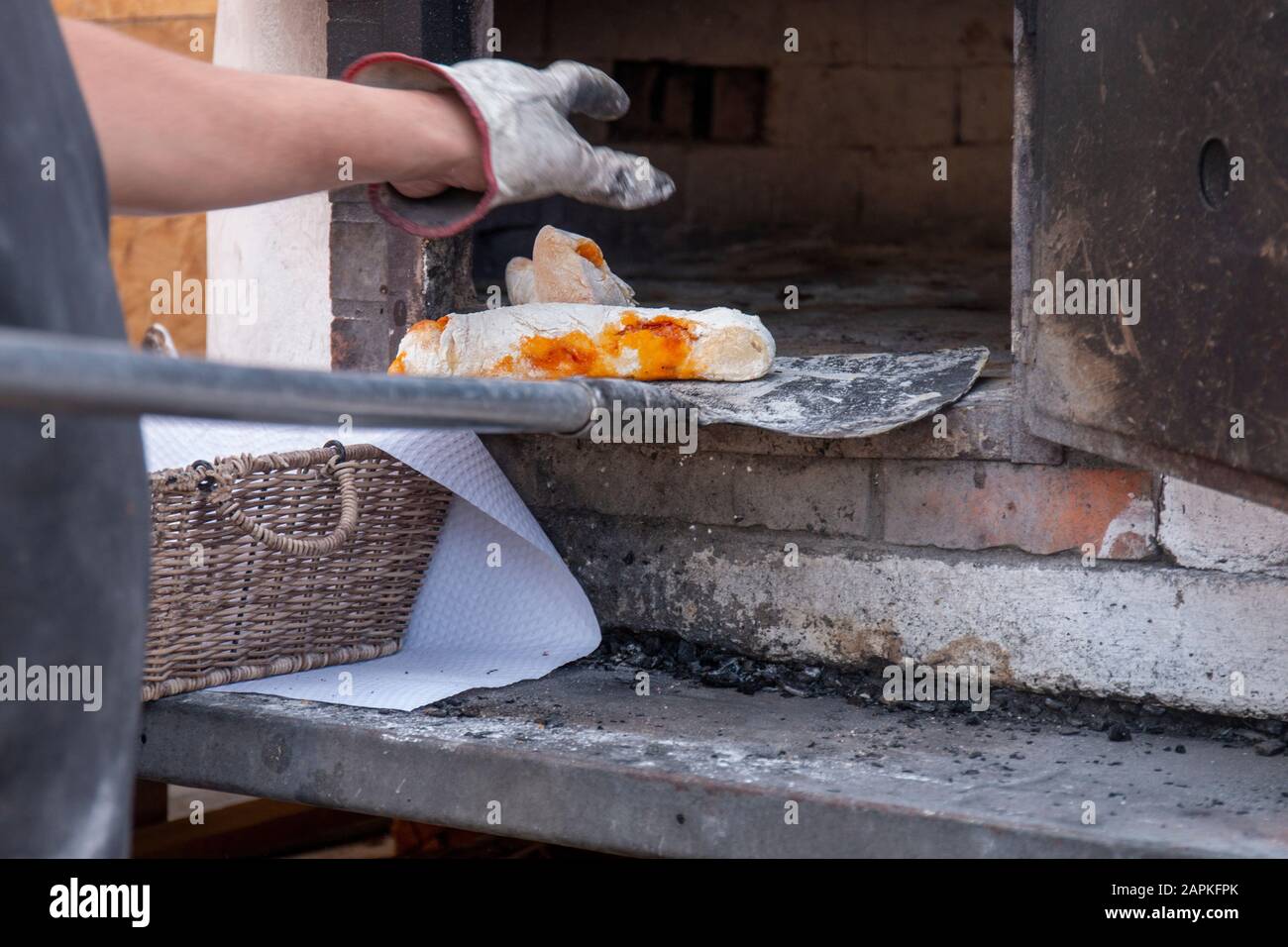 Vista del pane gustoso con chorizo cotto su forno a carbone, tradizionale in fiere e mercati di città e festival portoghesi. Foto Stock