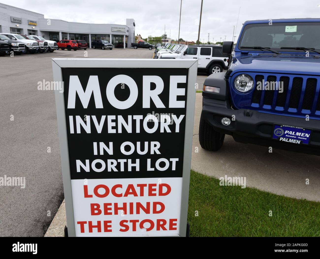 Mount Pleasant, Wisconsin, Stati Uniti d'America. 28 Maggio, 2019. Fiat Chrysler (FCA) - maker di Dodge, Chrysler Jeep e Ram Truck marche - tra gli altri - di proporre una fusione con la casa automobilistica francese Renault. Nuove jeep e altri veicoli FCA sono parcheggiate al di fuori del Offenburg Dodge Jeep Chrysler RAM di Racine concessionaria nel Villaggio di Mount Pleasant, al di fuori di Racine, Wisconsin, Martedì 28 Maggio, 2019. Credito: Mark Hertzberg/ZUMA filo/Alamy Live News Foto Stock Mount Pleasant, Wisconsin, Stati Uniti d'America. 28 Maggio, 2019. Fiat Chrysler (FCA) - maker di Dodge, Chrysler Jeep e Ram Truck marche - tra gli altri - di proporre una fusione con la casa automobilistica francese Renault. Nuove jeep e altri veicoli FCA sono parcheggiate al di fuori del Offenburg Dodge Jeep Chrysler RAM di Racine concessionaria nel Villaggio di Mount Pleasant, al di fuori di Racine, Wisconsin, Martedì 28 Maggio, 2019. Credito: Mark Hertzberg/ZUMA filo/Alamy Live News Foto Stock