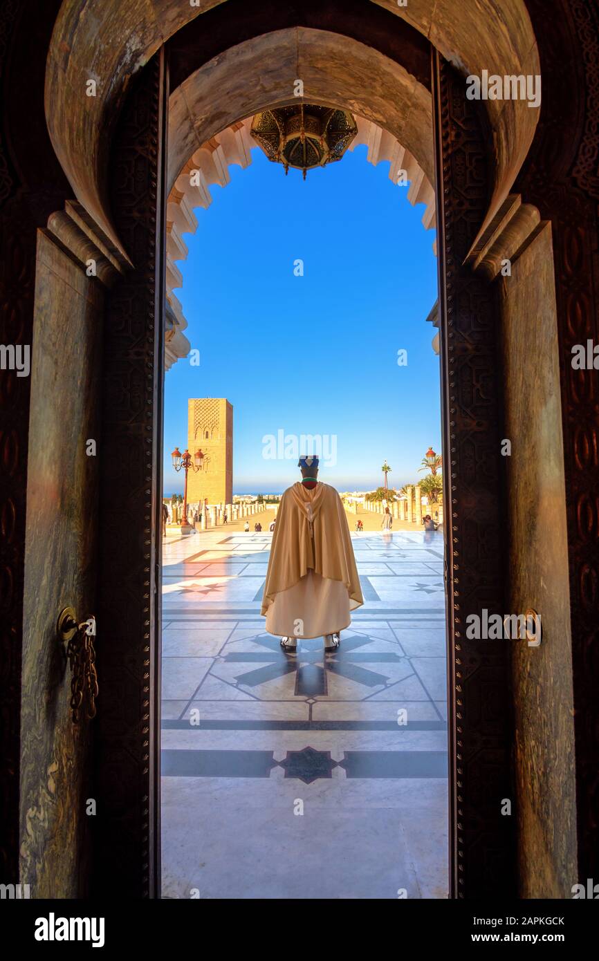 Bellissima piazza con la torre Hassan al Mausoleo di Mohammed V di Rabat, Marocco Foto Stock