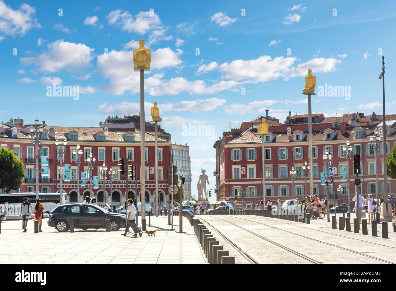 Le sette statue d'arte che rappresentano i continenti sorgono su Place Massena mentre i turisti camminano in un giorno d'estate sulla Riviera Francese. Foto Stock