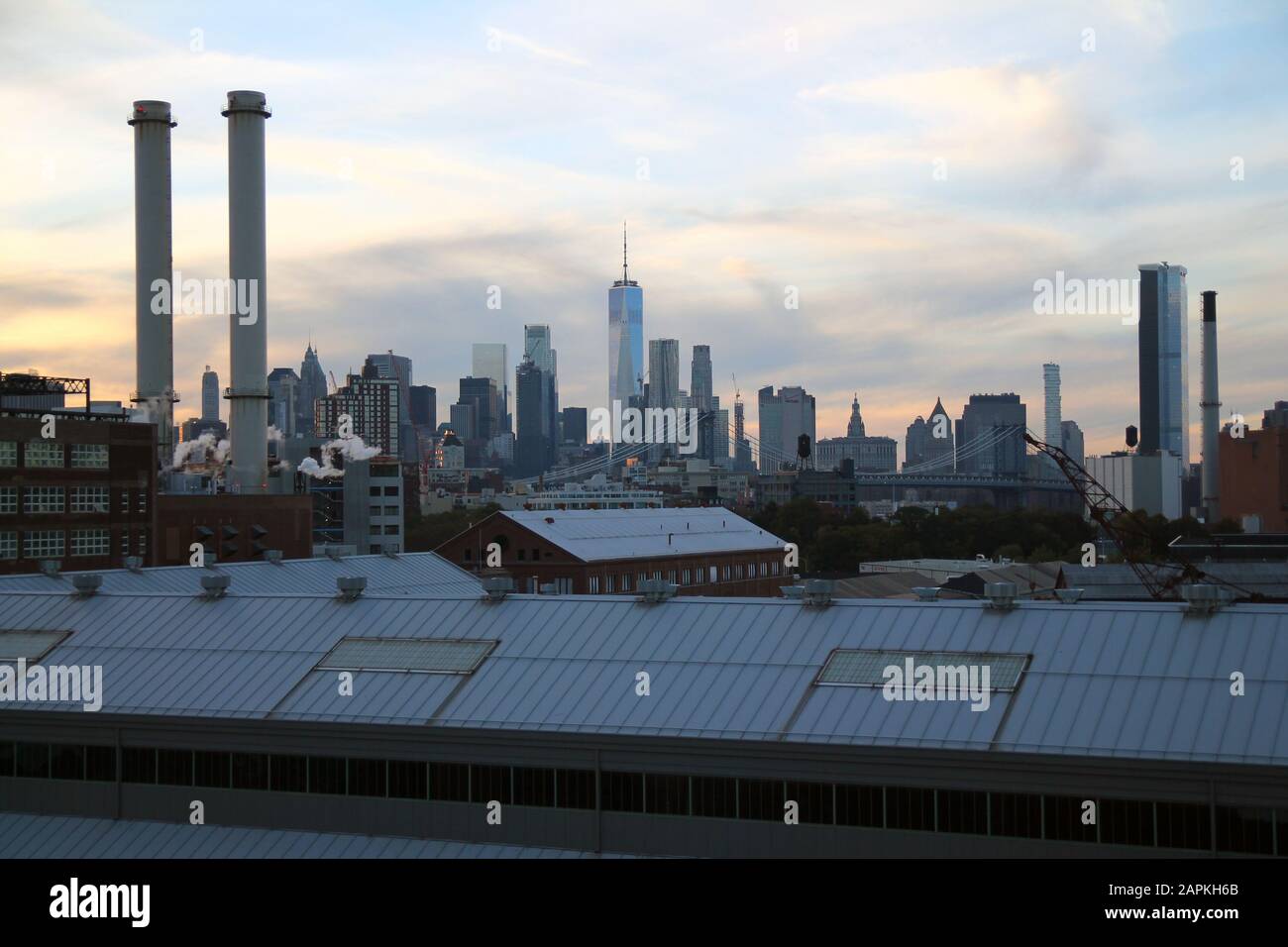 Skyline di Manhattan e il camino da Brooklyn Foto Stock