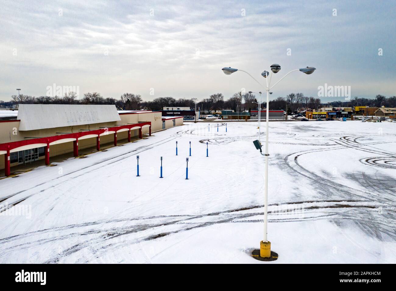 St Clair Shores, Michigan - un parcheggio vuoto presso un KMart chiuso nella periferia di Detroit, uno dei molti grandi magazzini che hanno chiuso sotto la concorrenza Foto Stock