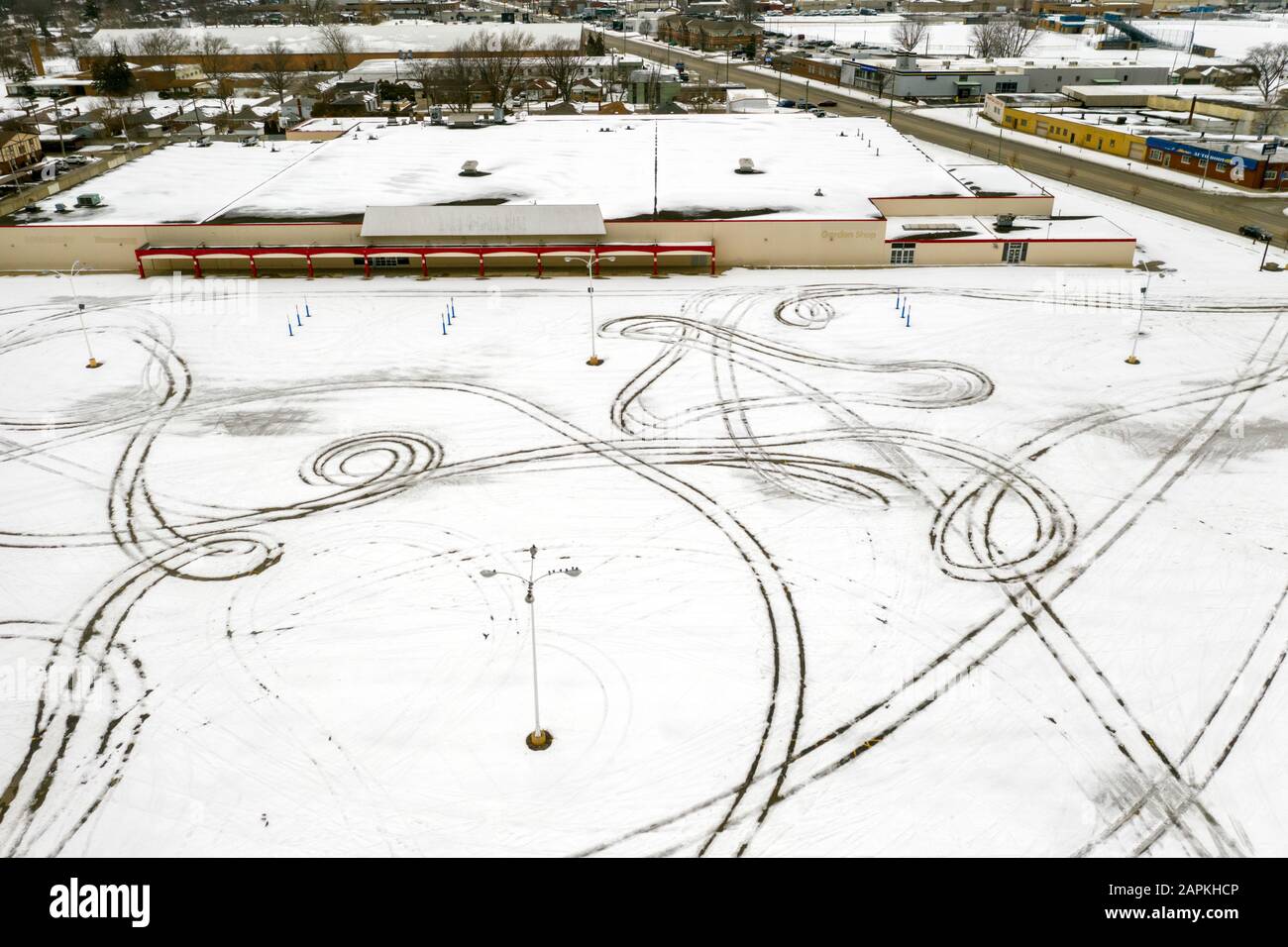St Clair Shores, Michigan - un parcheggio vuoto presso un KMart chiuso nella periferia di Detroit, uno dei molti grandi magazzini che hanno chiuso sotto la concorrenza Foto Stock
