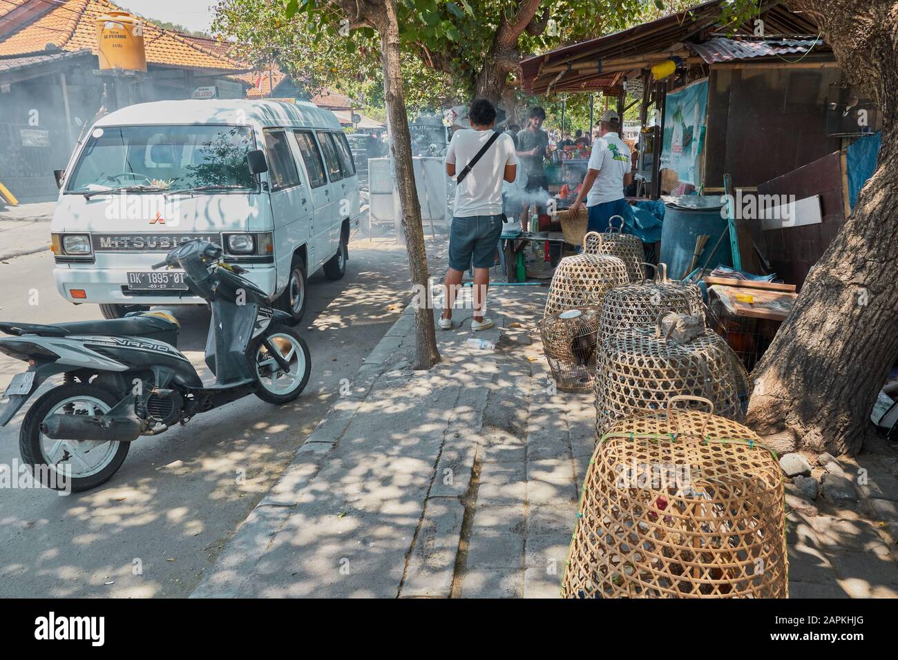 Giornata regolare di uomini Balinesi, Padangbai, Indonesia Foto Stock