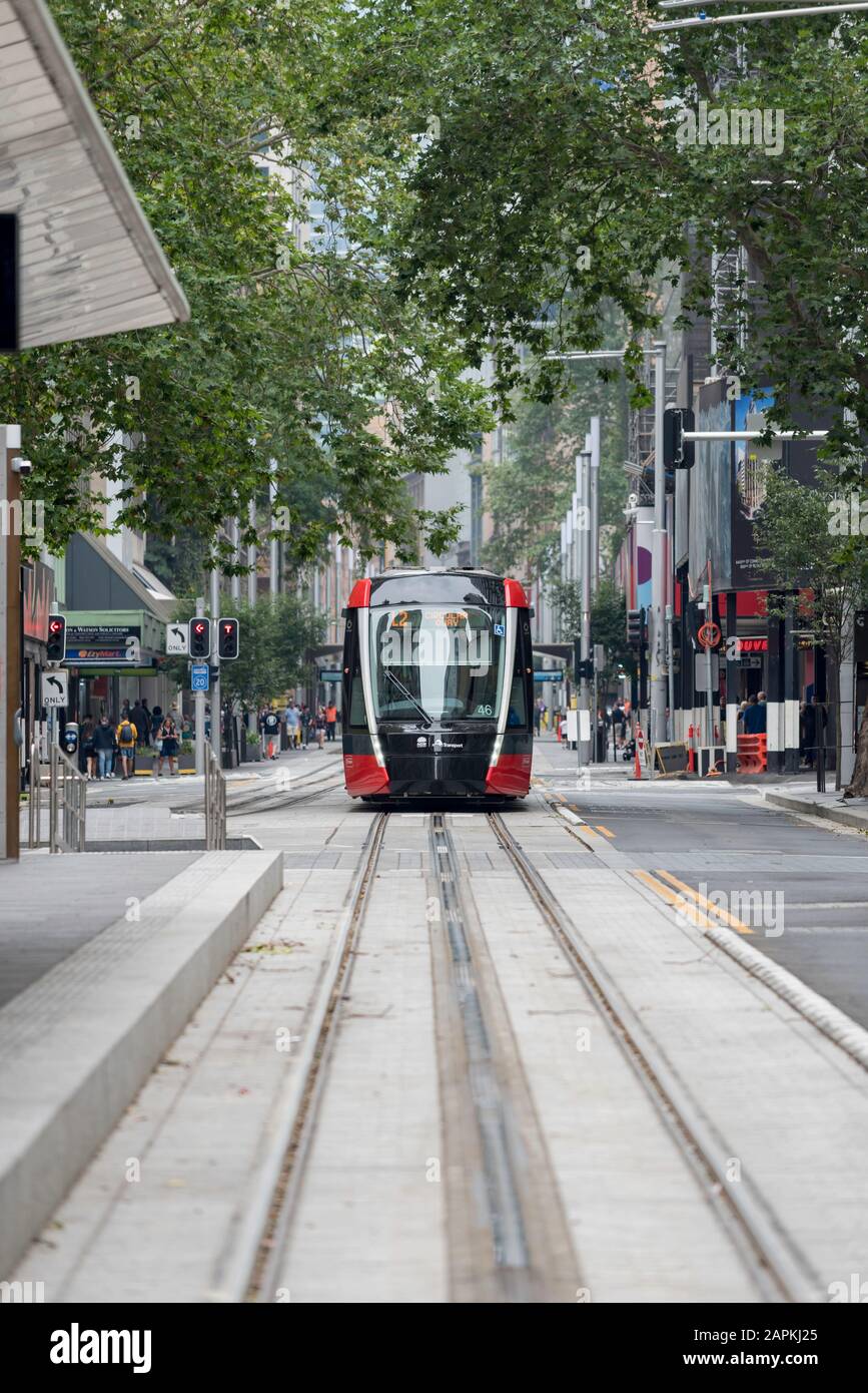 Dic 2019: Uno dei nuovi tram della ferrovia leggera di Sydney su George Street Sydney, Australia. Il tram viaggia tra i sobborghi di Randwick e Circular Quay Foto Stock