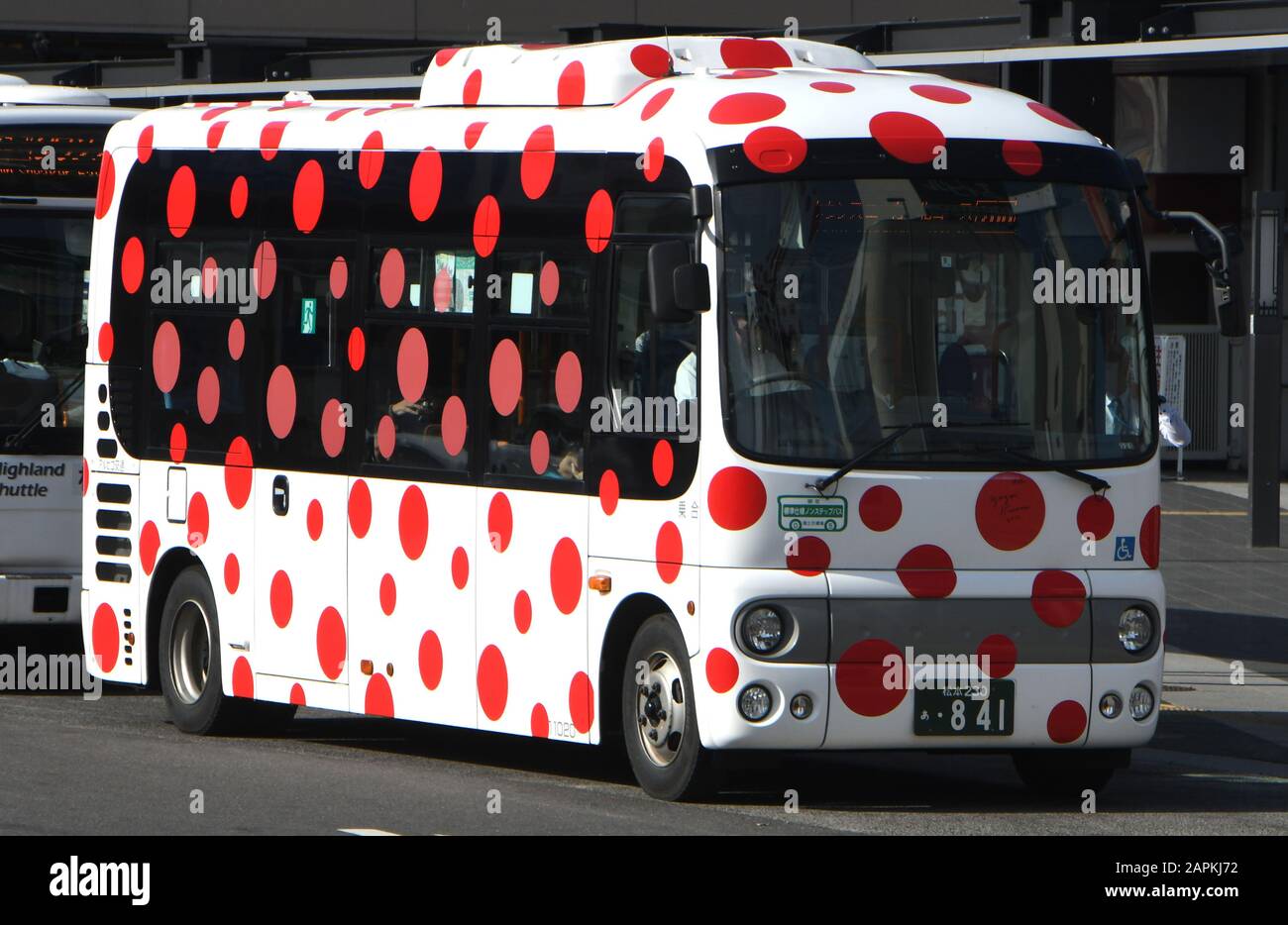 Matsumoto, Giappone. 18th novembre 2018. I punti Polka sono una caratteristica dell'arte di Yayoi Kusama al Matsumoto City Museum of Art nella città natale di Matsumoto, Giappone, domenica 18 novembre 2018. Anche alcuni autobus della città e distributori automatici al museo hanno pois polka. Credit: Mark Hertzberg/Zuma Wire/Alamy Live News Foto Stock