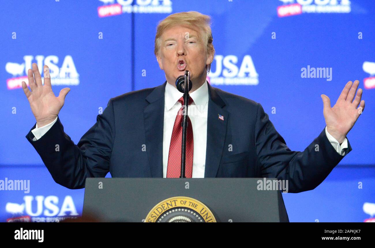 Mount Pleasant, Wisconsin, Stati Uniti. 28th giugno 2018. Il presidente DONALD J. TRUMP è stato introdotto presso la struttura Opus di Foxconn a Mount Pleasant, Wisconsin. Nel suo discorso ha parlato dell'importanza degli investimenti di Foxconn come parte dei vantaggi economici durante la sua amministrazione presidenziale. L'evento ha seguito un evento cerimoniale all'avanguardia presso uno dei vicini cantieri di Foxconn. Credit: Mark Hertzberg/Zuma Wire/Alamy Live News Foto Stock