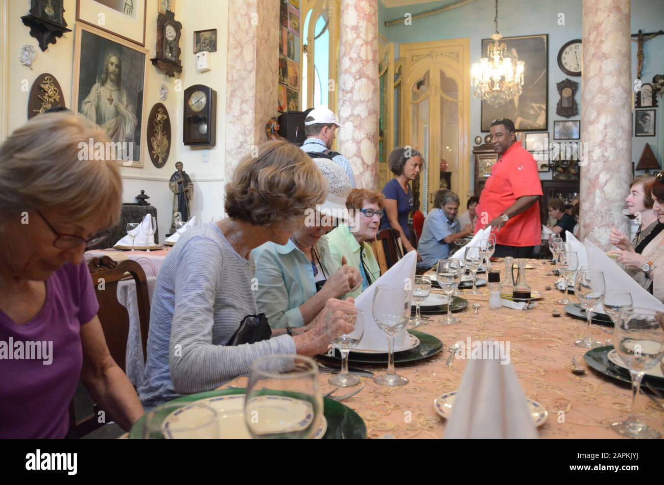 L'Avana, Cuba. 25th febbraio 2016. I turisti americani in un viaggio di scambio educativo si preparano a pranzare in un "paladar" o in un ristorante privato in un'ex residenza privata, a l'Avana, Cuba, il 25 febbraio 2016. Le nuove restrizioni sui viaggi a Cuba annunciate il 4 giugno 2019 dall'amministrazione Trump limiteranno drasticamente la capacità degli americani di visitare Cuba sulle navi da crociera e sui viaggi "persone a persone". Credit: Mark Hertzberg/Zuma Wire/Alamy Live News Foto Stock