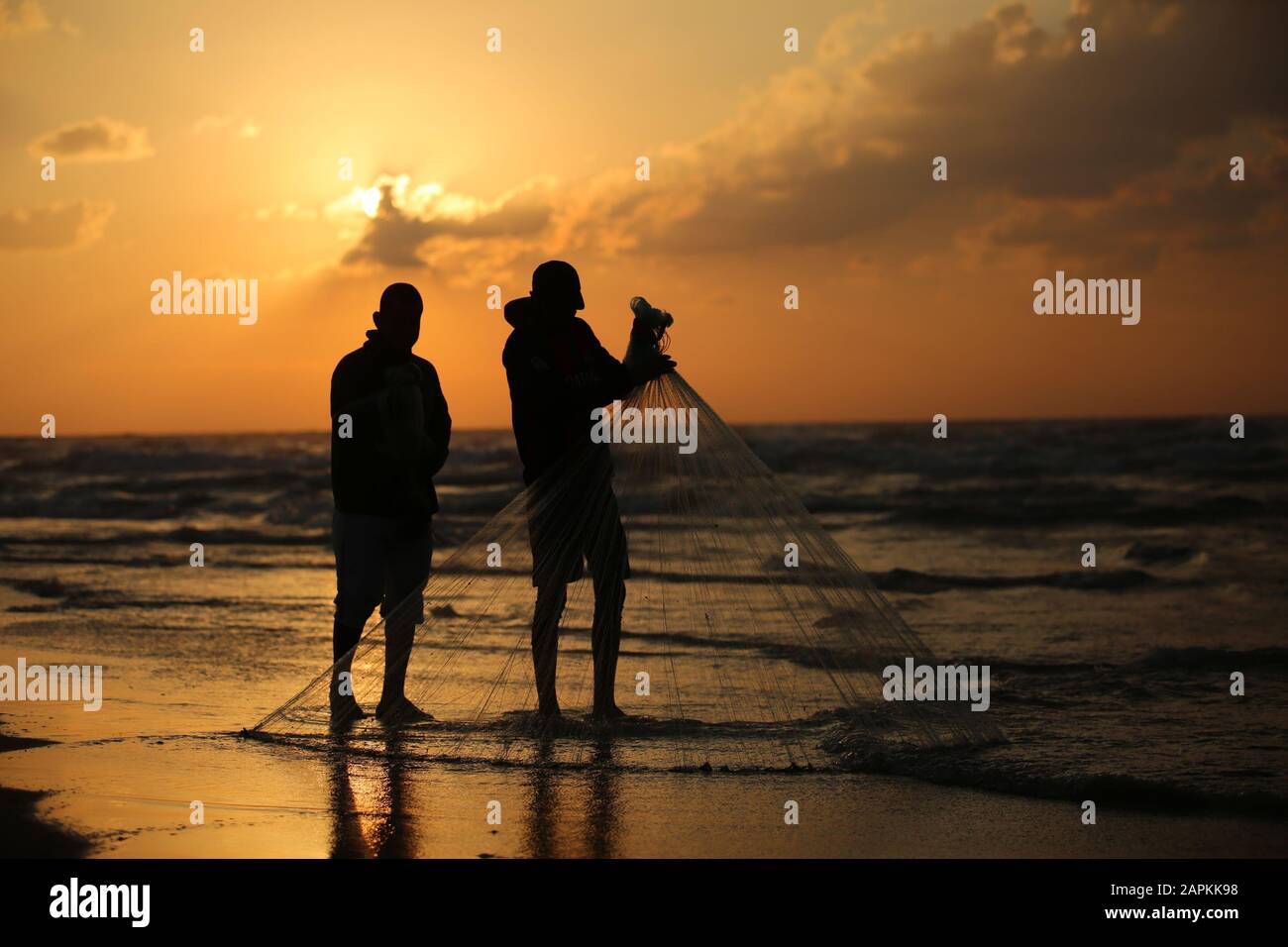 Gaza, La Striscia Di Gaza, La Palestina. 24th Gen 2020. Un pescatore palestinese che pesca nella spiaggia di Gaza. Credit: Majd Abed/Quds Net News/Zuma Wire/Alamy Live News Foto Stock