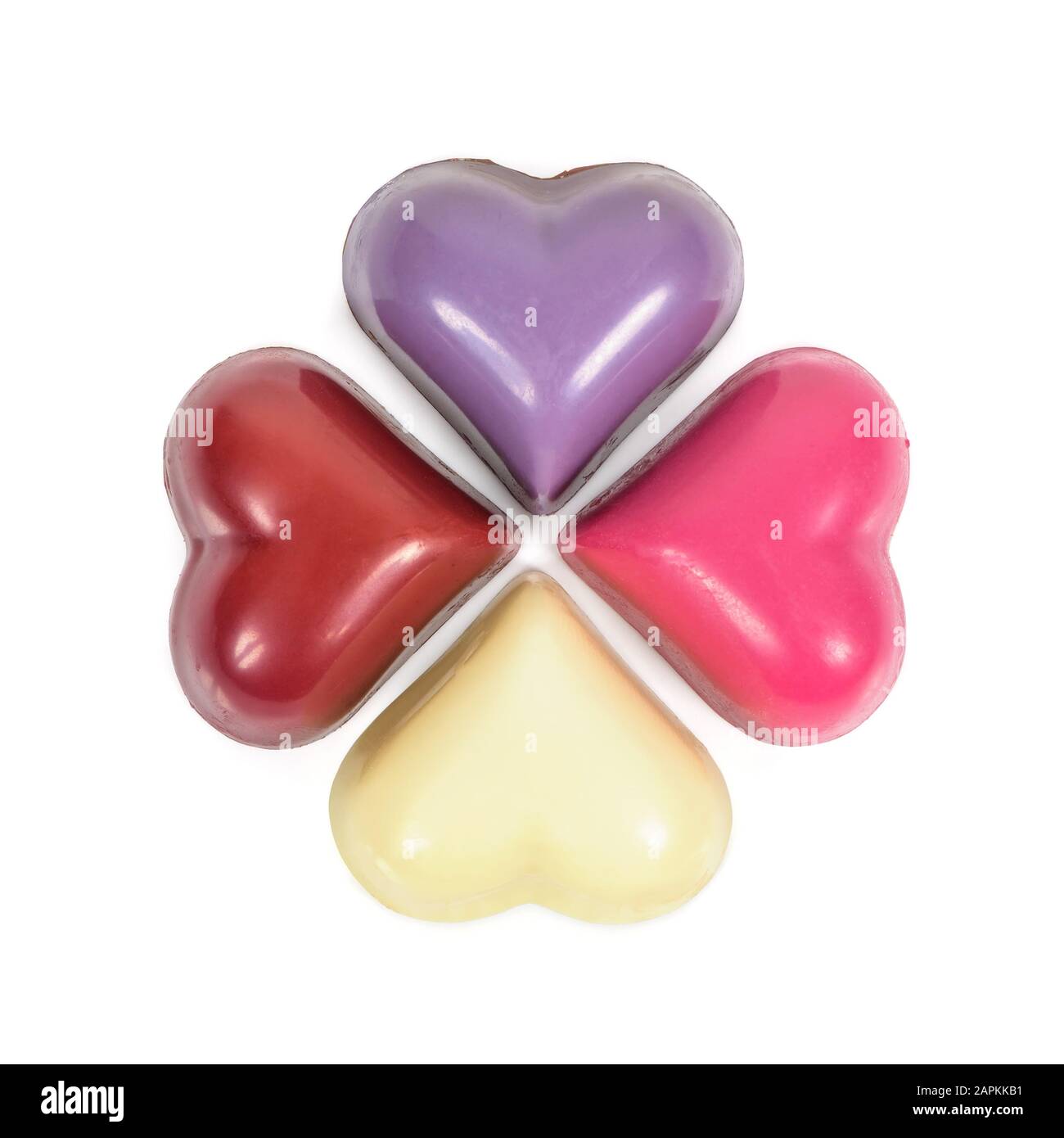 Cioccolatini colorati a forma di cuore isolati su sfondo bianco con sentiero di ritaglio Foto Stock