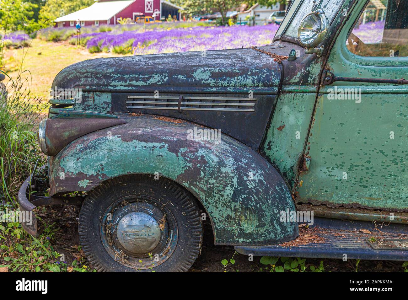 Red Barn Passato Rusty Old Truck Foto Stock