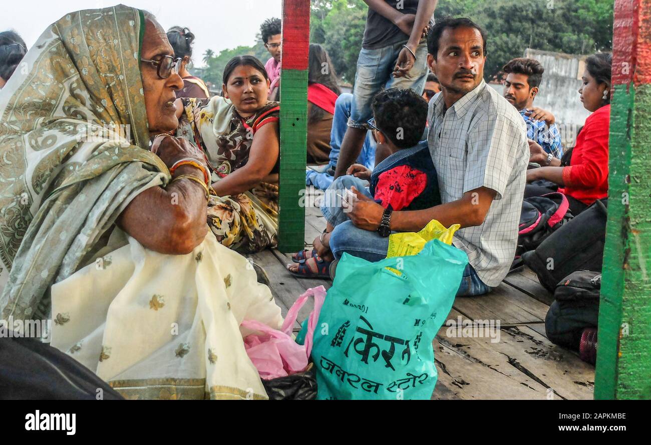 Kolkata, BENGALA OCCIDENTALE/INDIA-22 MARZO 2018: I passeggeri delle barche del fiume Hooghly siedono sul piccolo ponte di legno mentre viaggiano a valle verso Belu Foto Stock