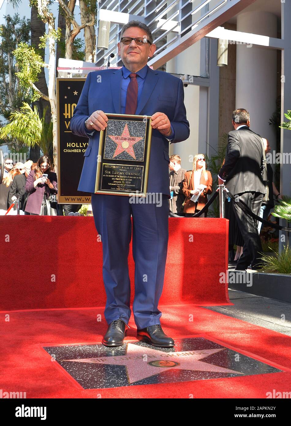 Los Angeles, Stati Uniti. 23rd Gen 2020. Sir Lucian Grainge, presidente e amministratore delegato di Universal Music Group, tiene una targa di replica durante una cerimonia di inaugurazione che lo onora con la 2,6 85th stella sulla Hollywood Walk of Fame giovedì 23 gennaio 2020 a Los Angeles. Foto di Jim Ruymen/UPI Credit: UPI/Alamy Live News Foto Stock