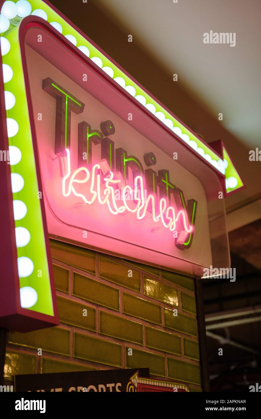 Leeds, REGNO UNITO - 11 gennaio 2020: Leeds City Centre Trinity Kitchen segno verde e rosa neon che indica la direzione per andare a ottenere una strada incredibile fo Foto Stock