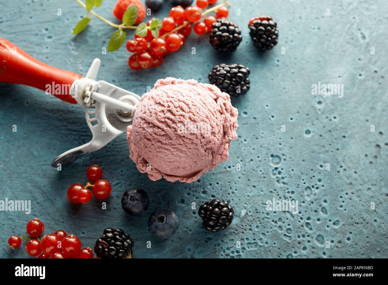 Gelato al lampone su scoop e frutta fresca Foto Stock