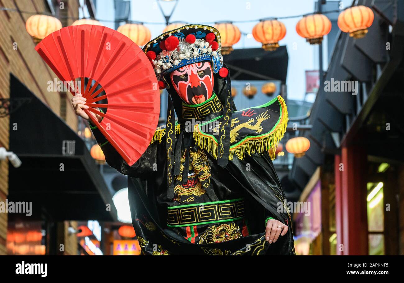 Birmingham, Regno Unito. 23rd Gen 2020. Un Face Changer prova la sua performance nell'Arcadian Centre, nel cuore del quartiere cinese di Birmingham, prima delle celebrazioni del Capodanno cinese di questo fine settimana. Il 2020 sarà l'anno del Rat. Credito: Simon Hadley / Alamy Live News Foto Stock