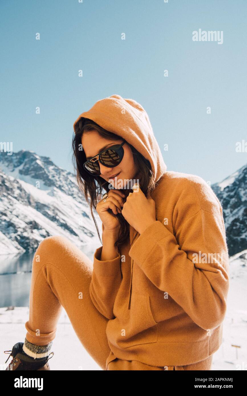 Una donna accogliente si affaccia su una vista mozzafiato sulle montagne Foto Stock