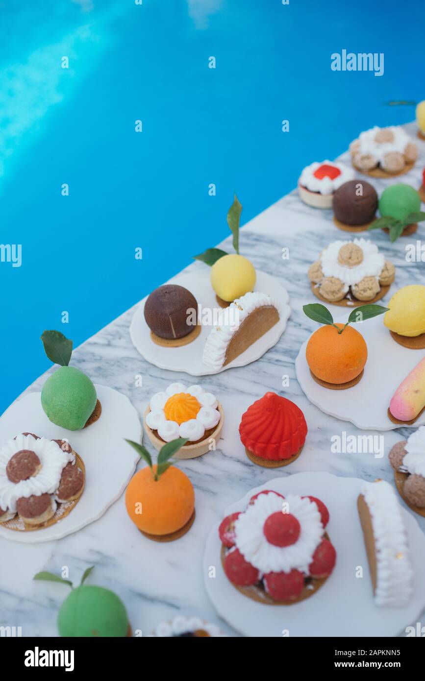 Dessert in un party di compleanno all'aperto. Dolci a bordo piscina. Foto Stock
