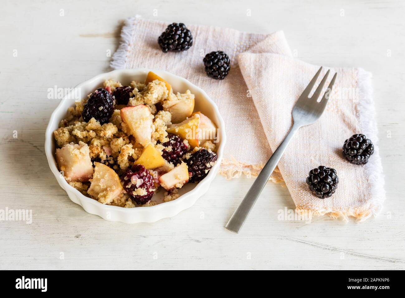 Ciotola di miglio senza glutine e lattosio con mela e more Foto Stock