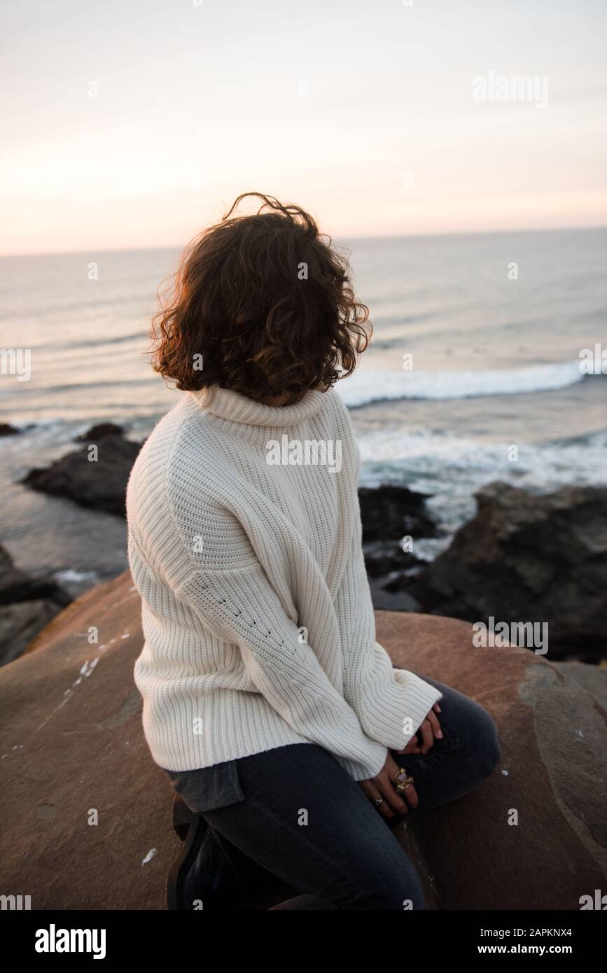 Una donna accogliente si affaccia sulla vista mozzafiato a Punta Lobos in Cile. Foto Stock