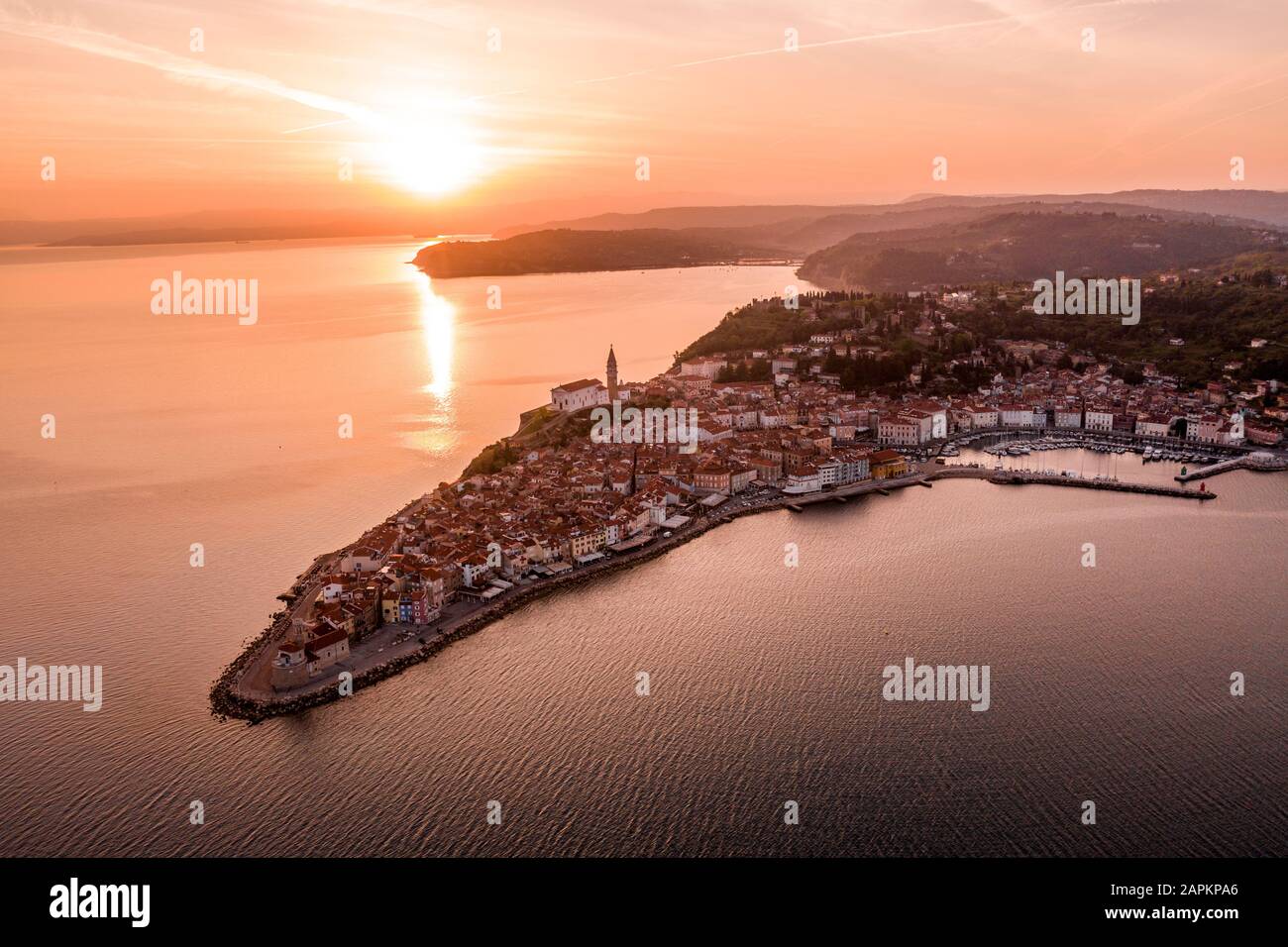 Slovenia, penisola di Pirano al tramonto, vista dei droni Foto Stock