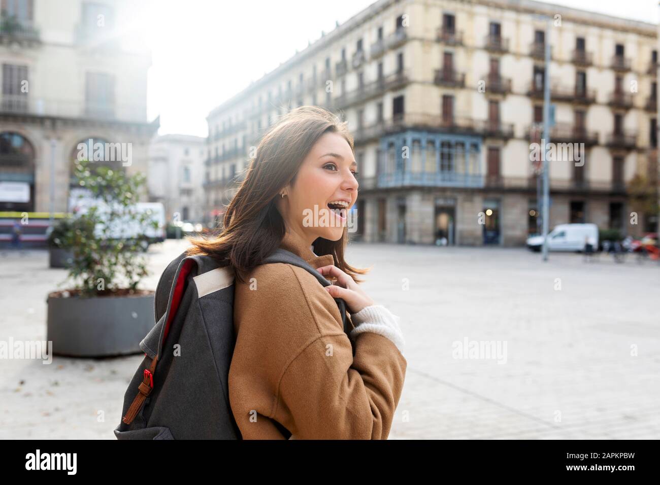 Felice giovane donna con zaino in città, Barcellona, Spagna Foto stock -  Alamy